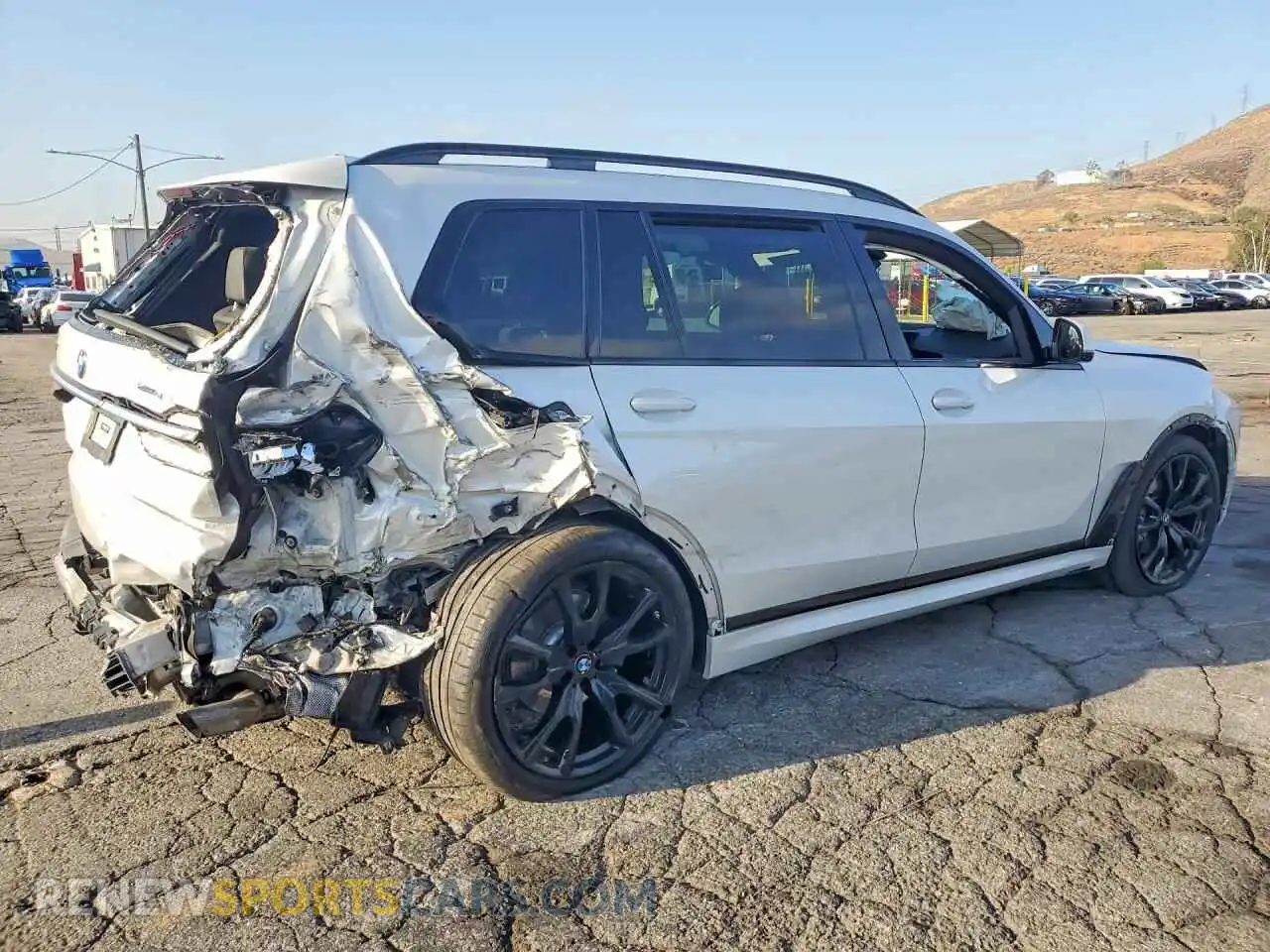 3 fotografías del automóvil dañado 5UX23EM03P9P31050 BMW X7 2023