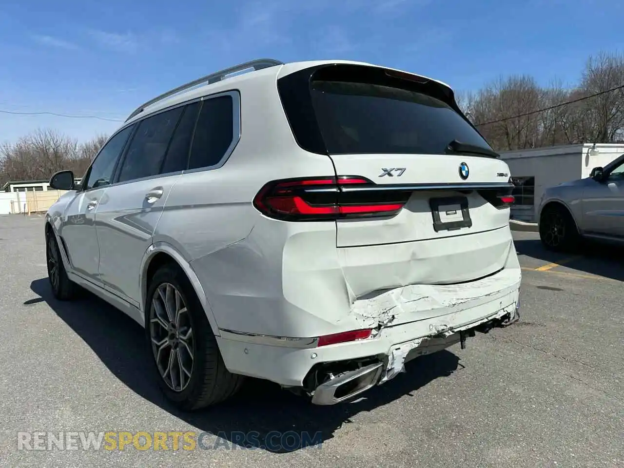 2 Photograph of a damaged car 5UX23EM03P9P67515 BMW X7 2023
