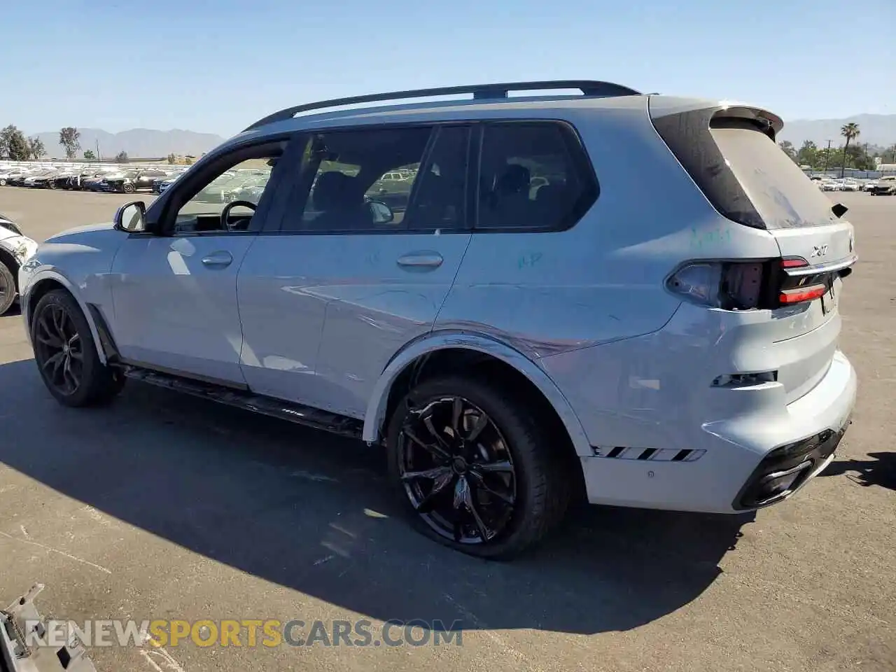2 Photograph of a damaged car 5UX23EM03P9P92642 BMW X7 2023