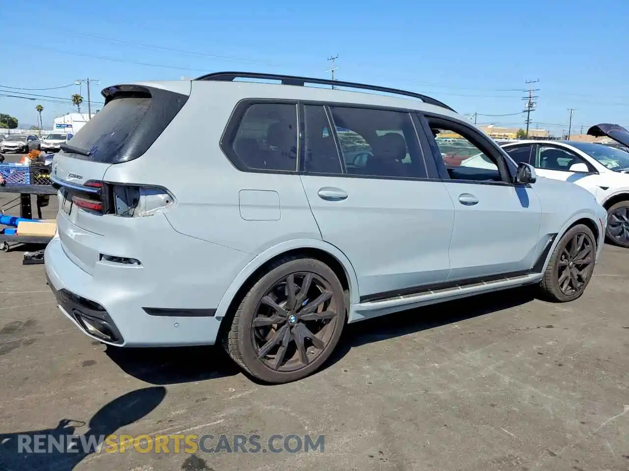 3 Photograph of a damaged car 5UX23EM03P9P92642 BMW X7 2023