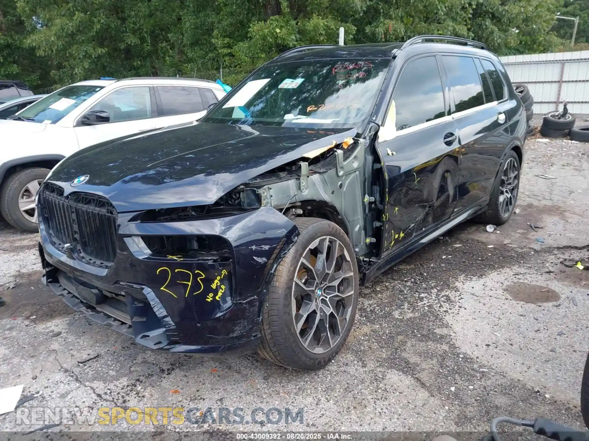 2 Photograph of a damaged car 5UX23EM03P9R26615 BMW X7 2023