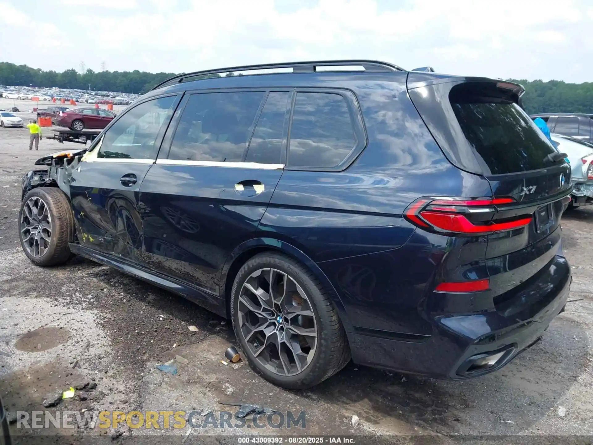 3 Photograph of a damaged car 5UX23EM03P9R26615 BMW X7 2023