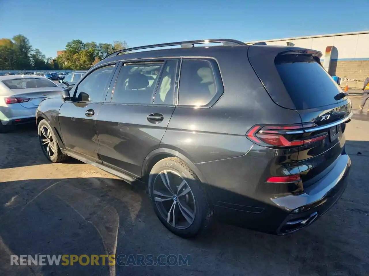 2 Photograph of a damaged car 5UX23EM04P9P25905 BMW X7 2023