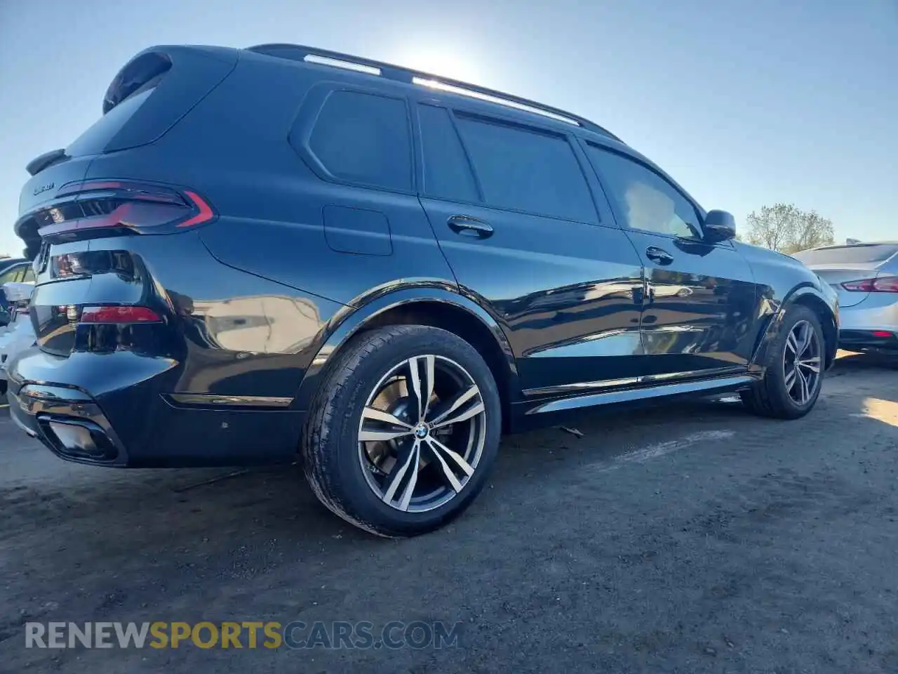 3 Photograph of a damaged car 5UX23EM04P9P25905 BMW X7 2023