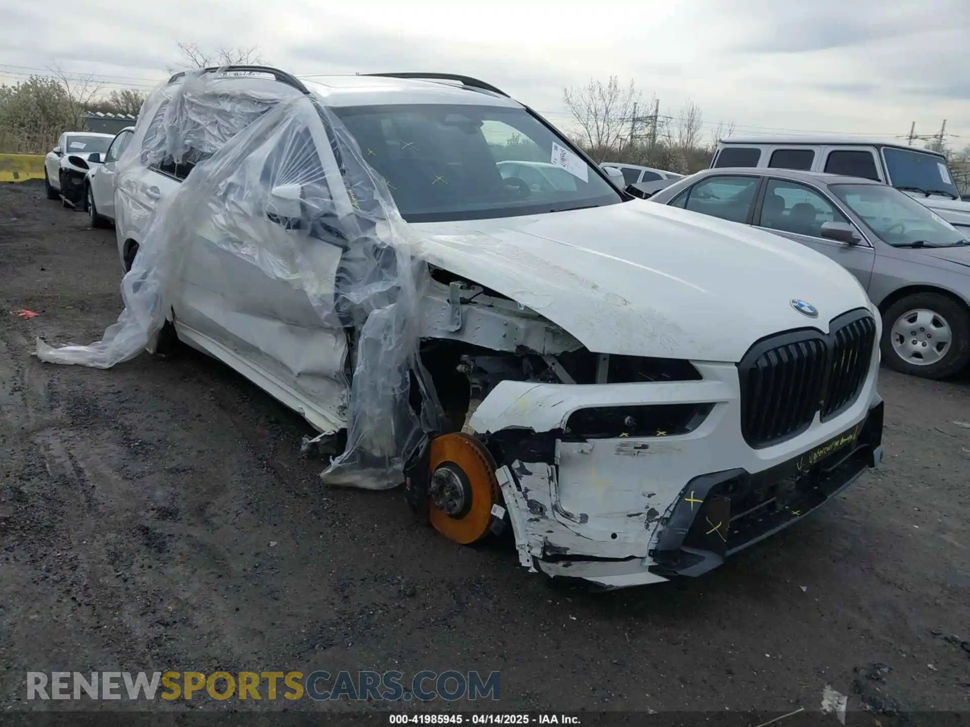 1 Photograph of a damaged car 5UX23EM04P9P37116 BMW X7 2023