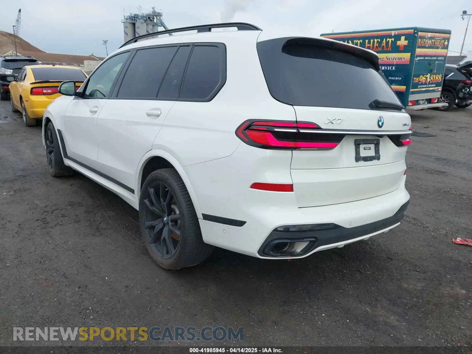 3 Photograph of a damaged car 5UX23EM04P9P37116 BMW X7 2023
