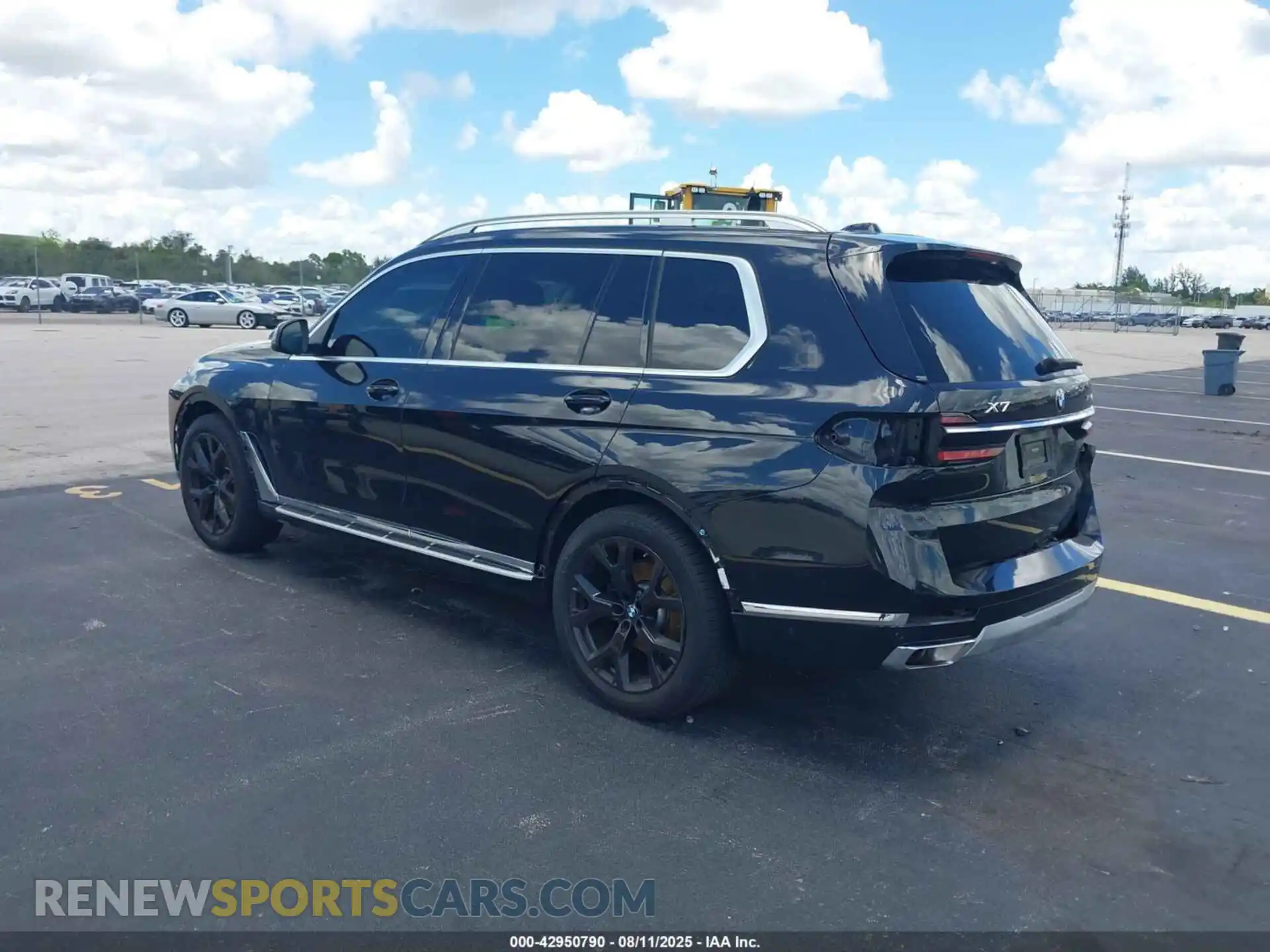 3 Photograph of a damaged car 5UX23EM04P9R27689 BMW X7 2023