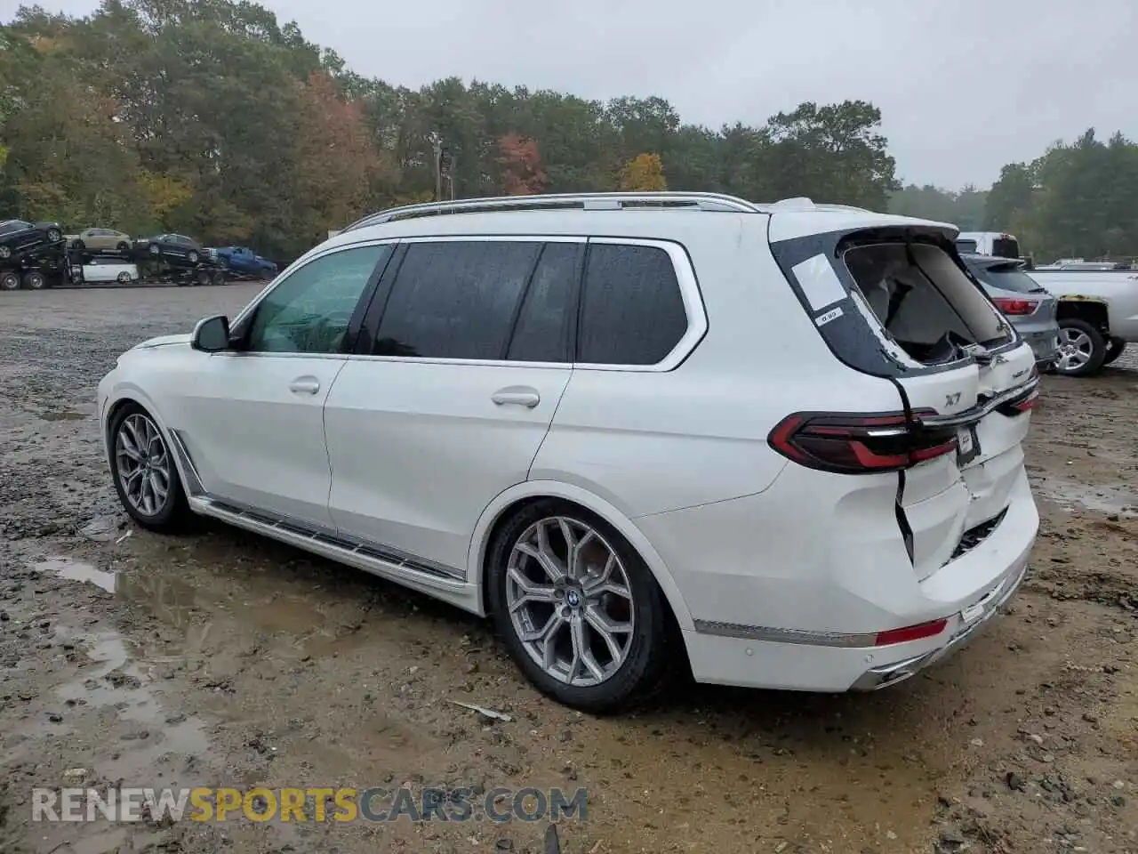 2 Photograph of a damaged car 5UX23EM05P9P12225 BMW X7 2023