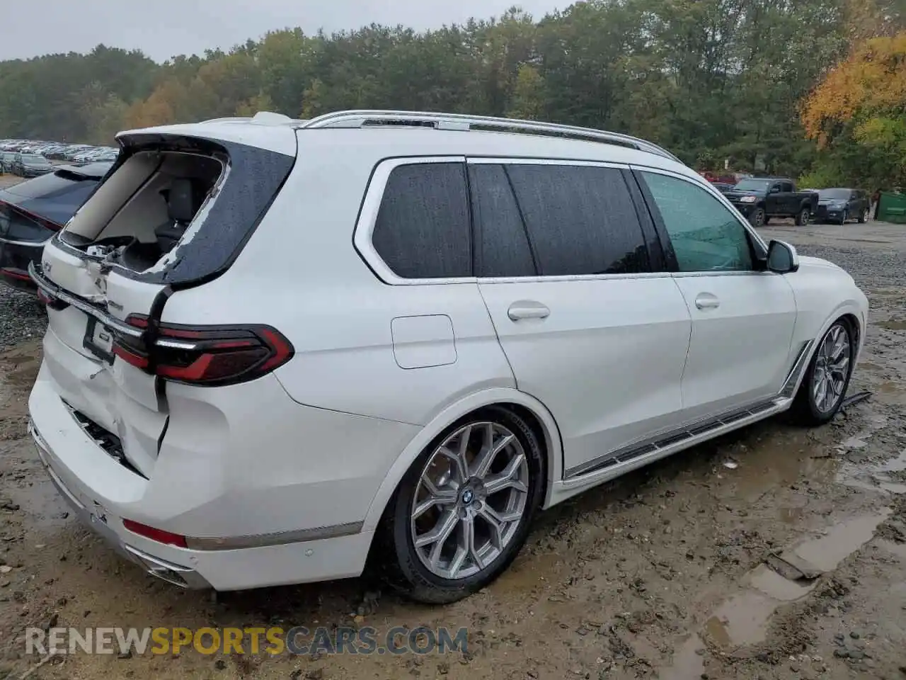 3 Photograph of a damaged car 5UX23EM05P9P12225 BMW X7 2023