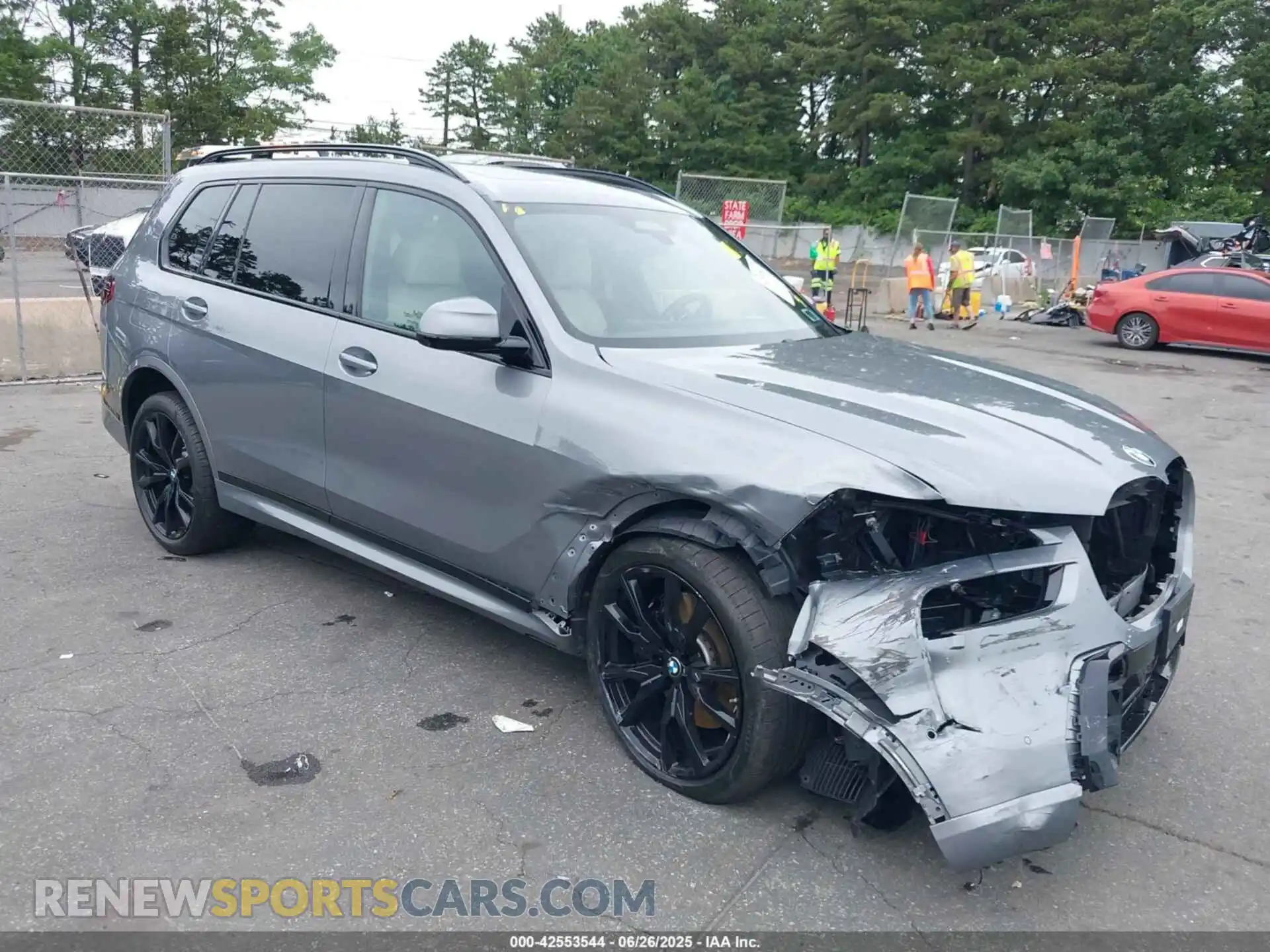 1 Photograph of a damaged car 5UX23EM05P9P42941 BMW X7 2023
