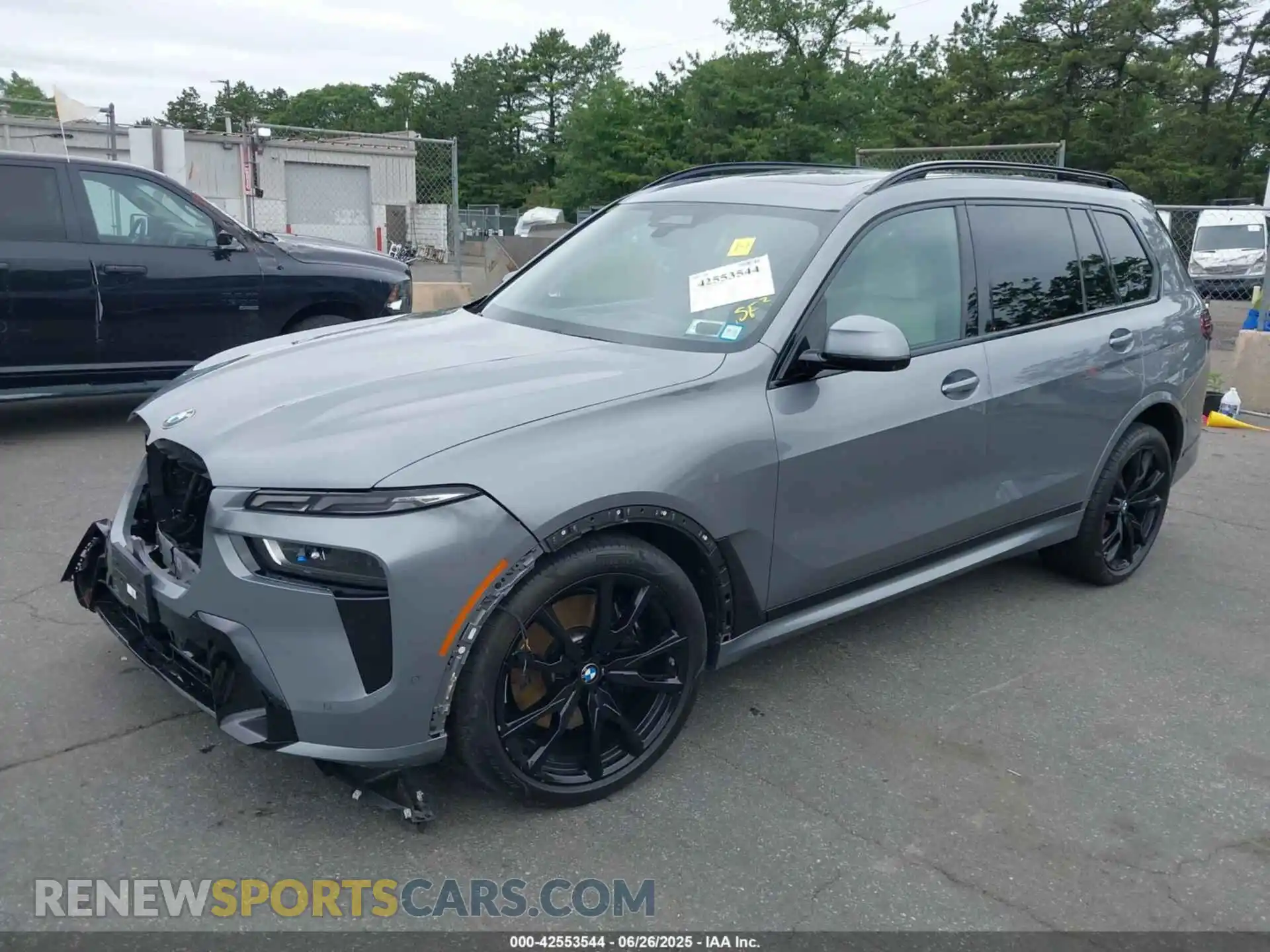 2 Photograph of a damaged car 5UX23EM05P9P42941 BMW X7 2023