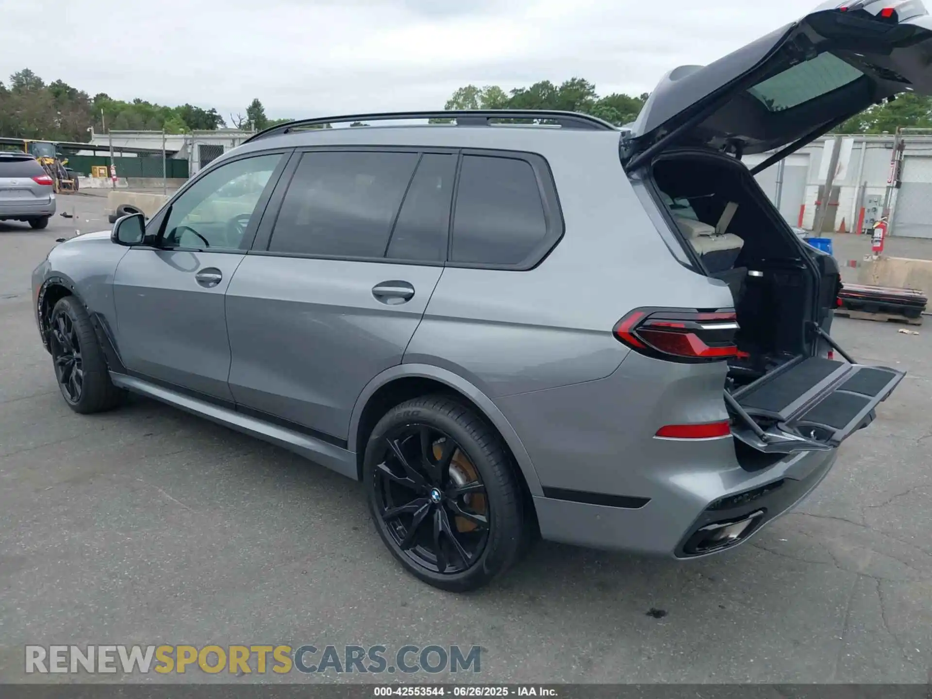 3 Photograph of a damaged car 5UX23EM05P9P42941 BMW X7 2023