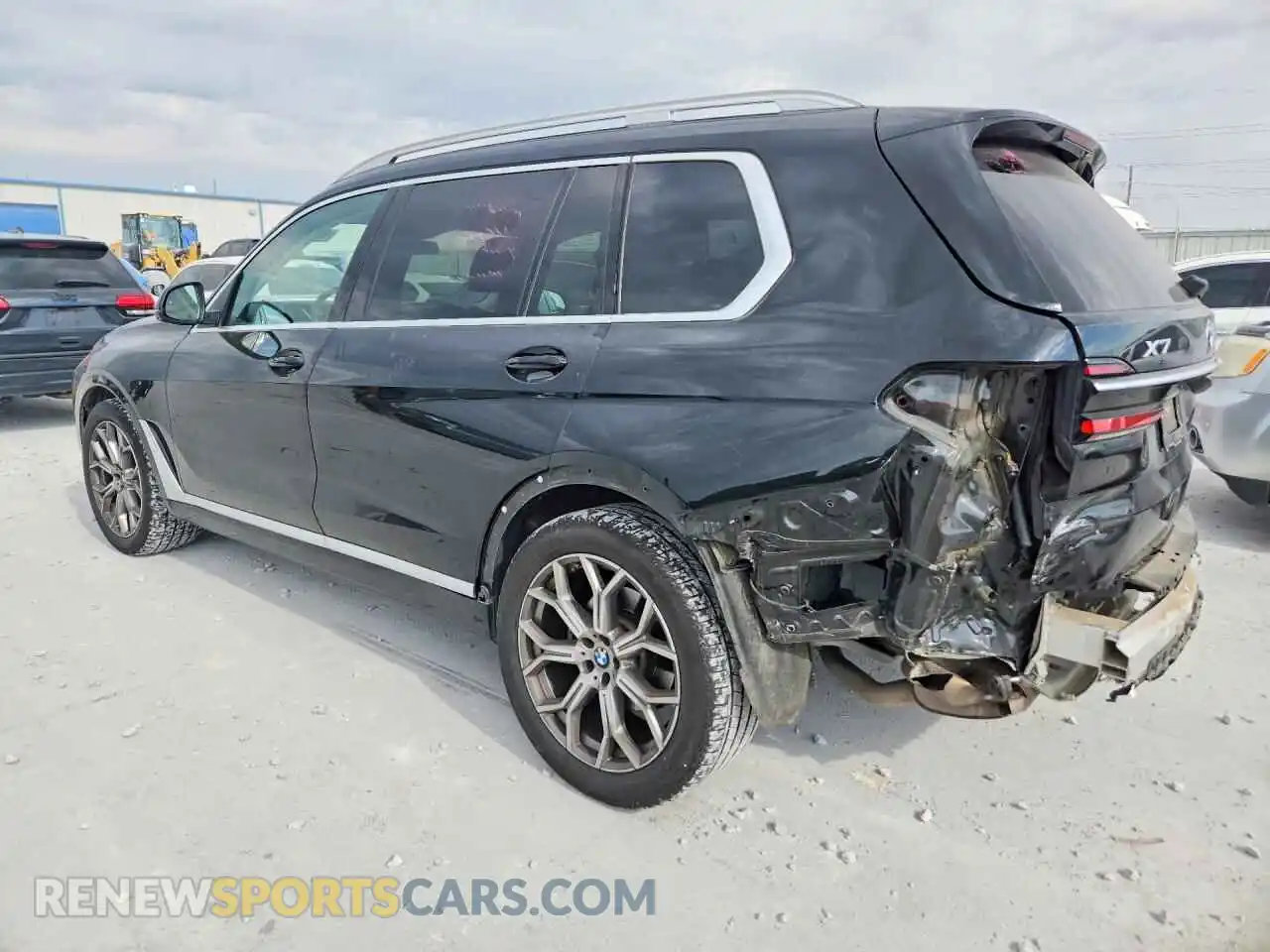 2 Photograph of a damaged car 5UX23EM05P9R50379 BMW X7 2023