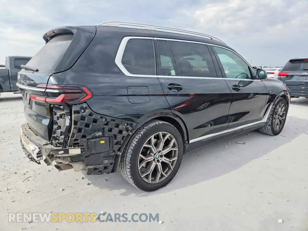 3 Photograph of a damaged car 5UX23EM05P9R50379 BMW X7 2023