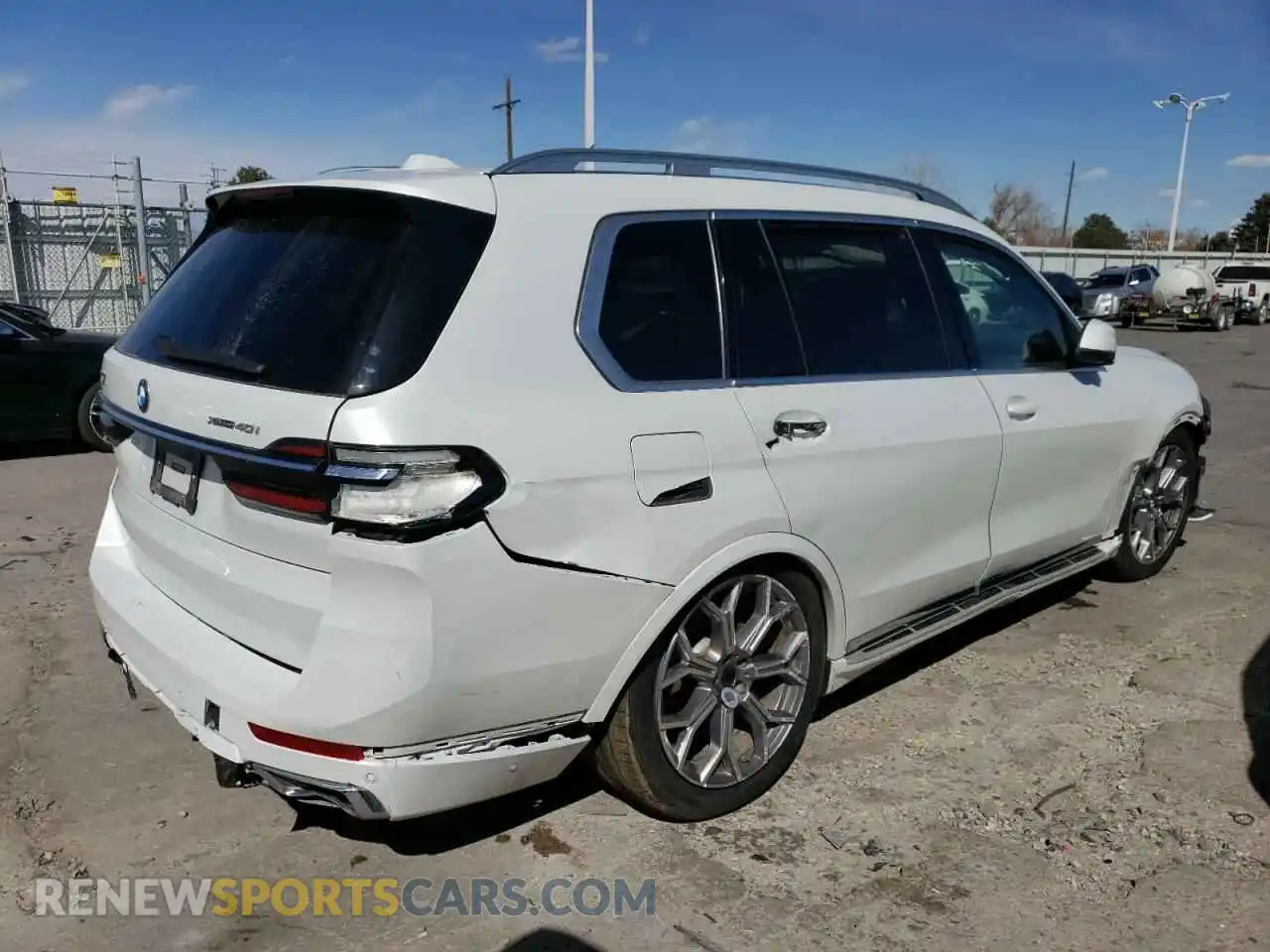 3 Photograph of a damaged car 5UX23EM06P9N62562 BMW X7 2023