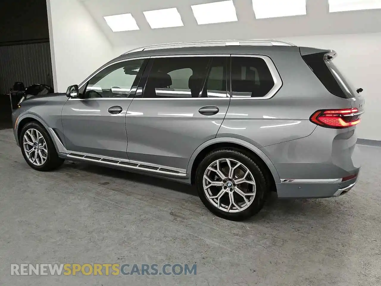 2 Photograph of a damaged car 5UX23EM06P9N65266 BMW X7 2023