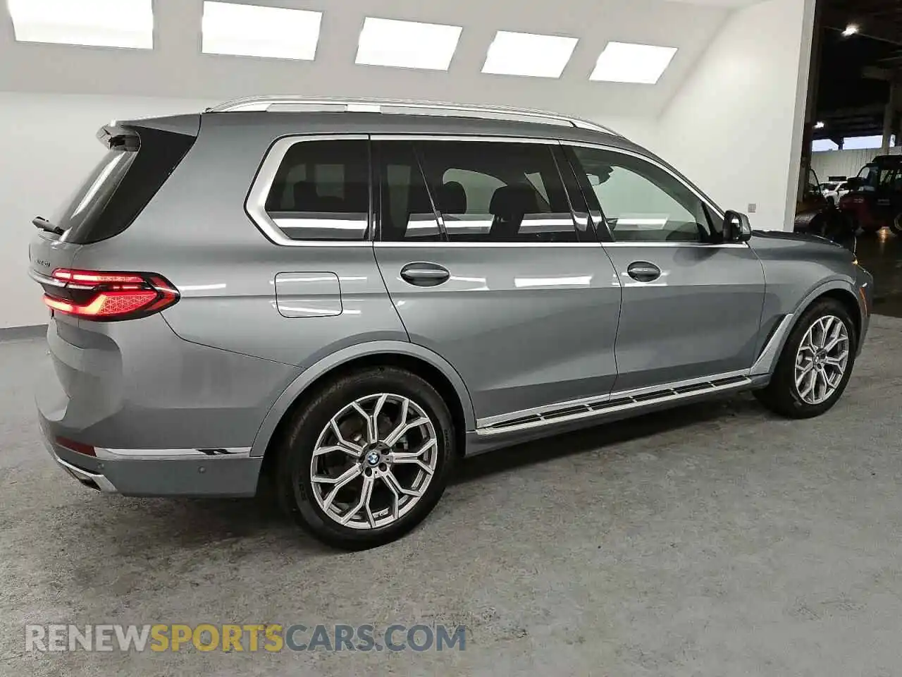 3 Photograph of a damaged car 5UX23EM06P9N65266 BMW X7 2023