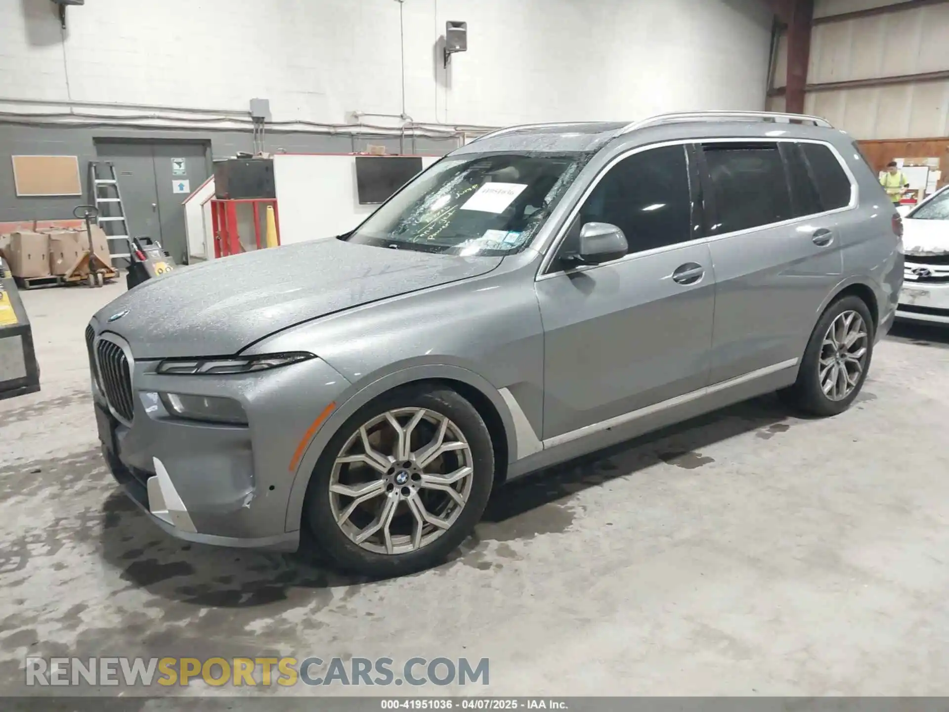 2 Photograph of a damaged car 5UX23EM06P9R39875 BMW X7 2023