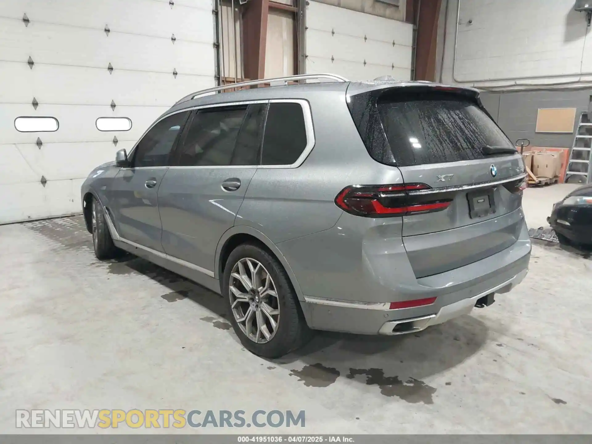 3 Photograph of a damaged car 5UX23EM06P9R39875 BMW X7 2023