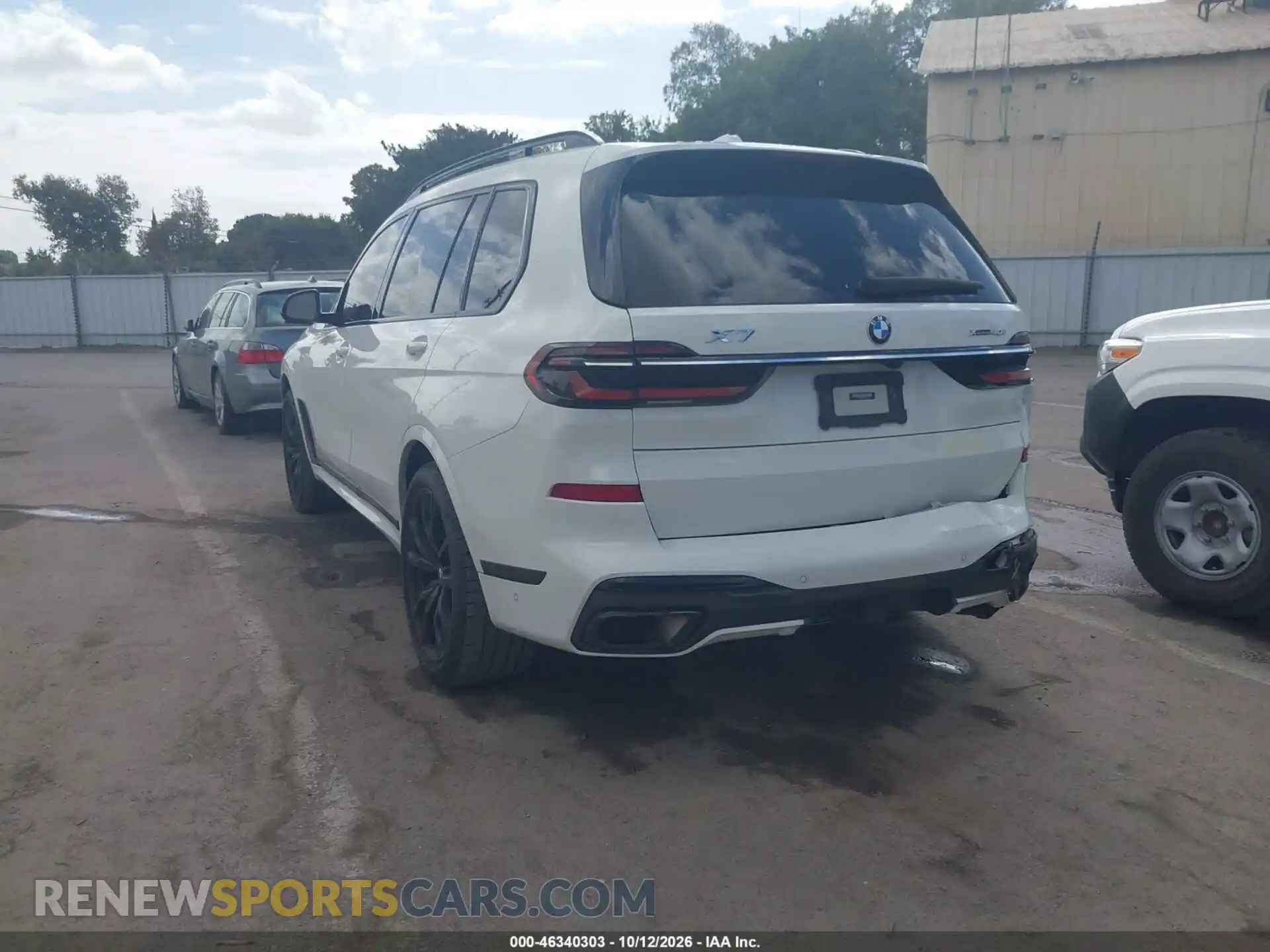 3 Photograph of a damaged car 5UX23EM06P9R99283 BMW X7 2023