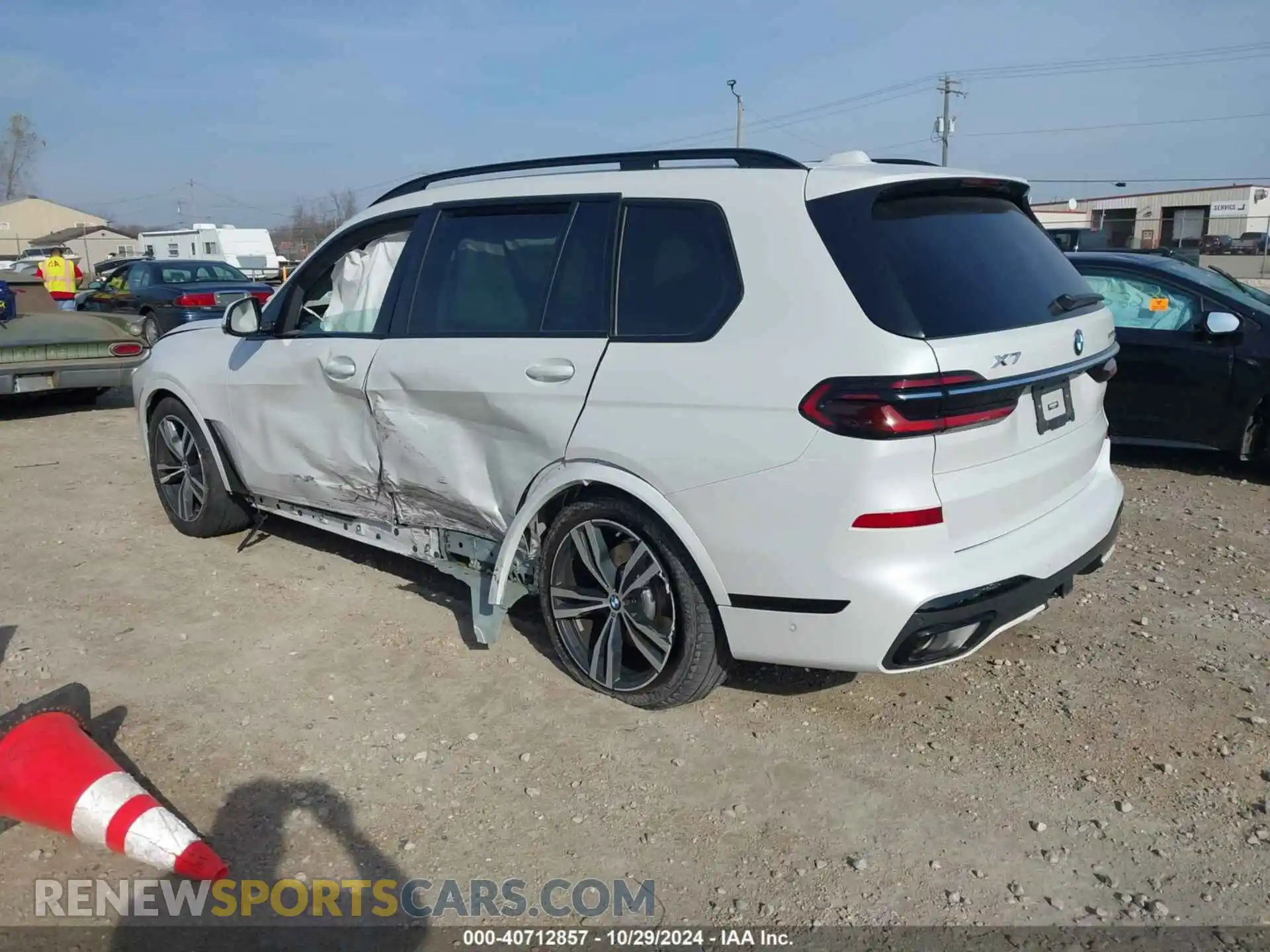 3 Photograph of a damaged car 5UX23EM07P9P37207 BMW X7 2023