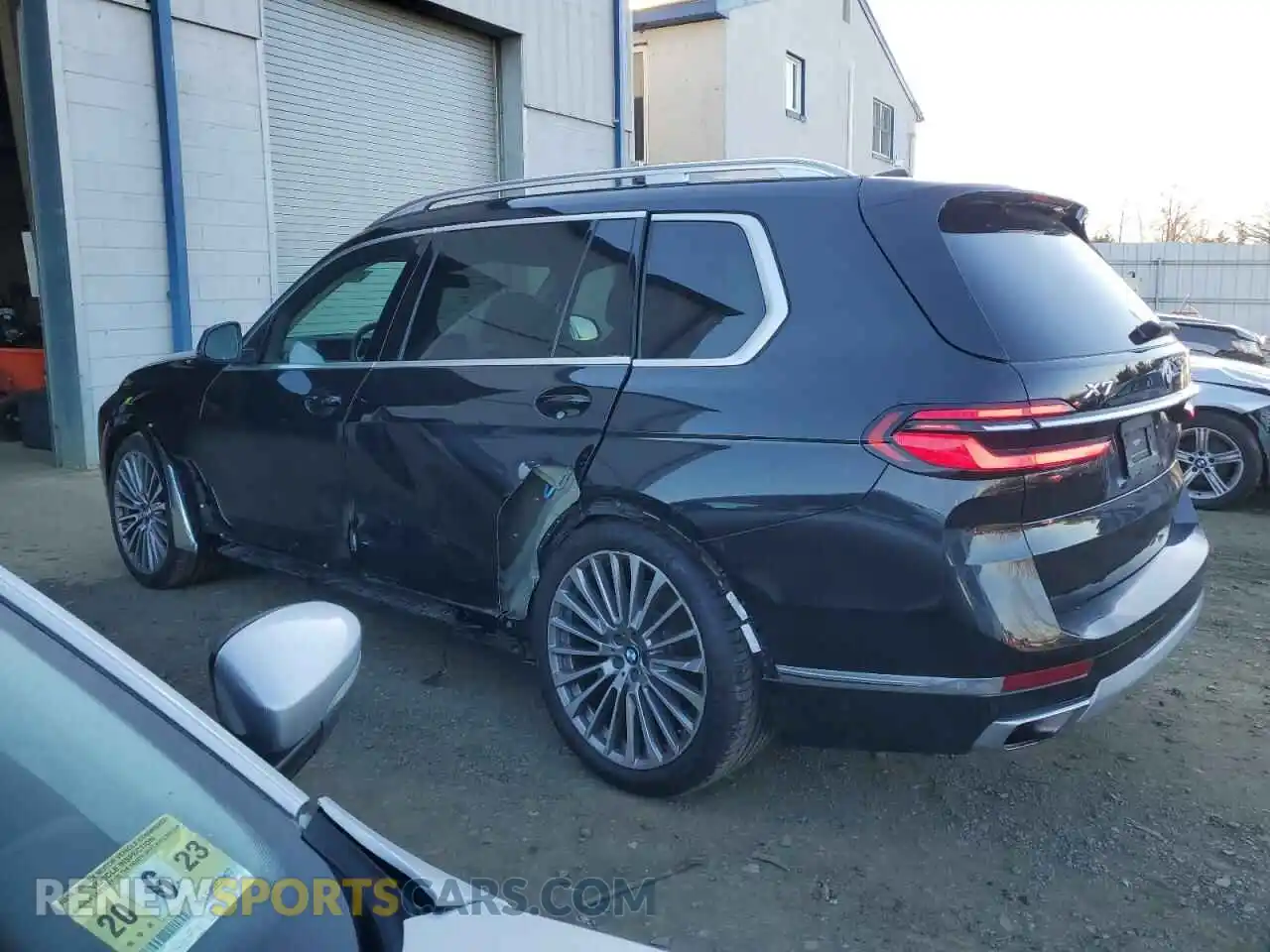 2 Photograph of a damaged car 5UX23EM07P9R25547 BMW X7 2023