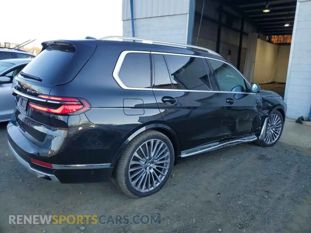 3 Photograph of a damaged car 5UX23EM07P9R25547 BMW X7 2023