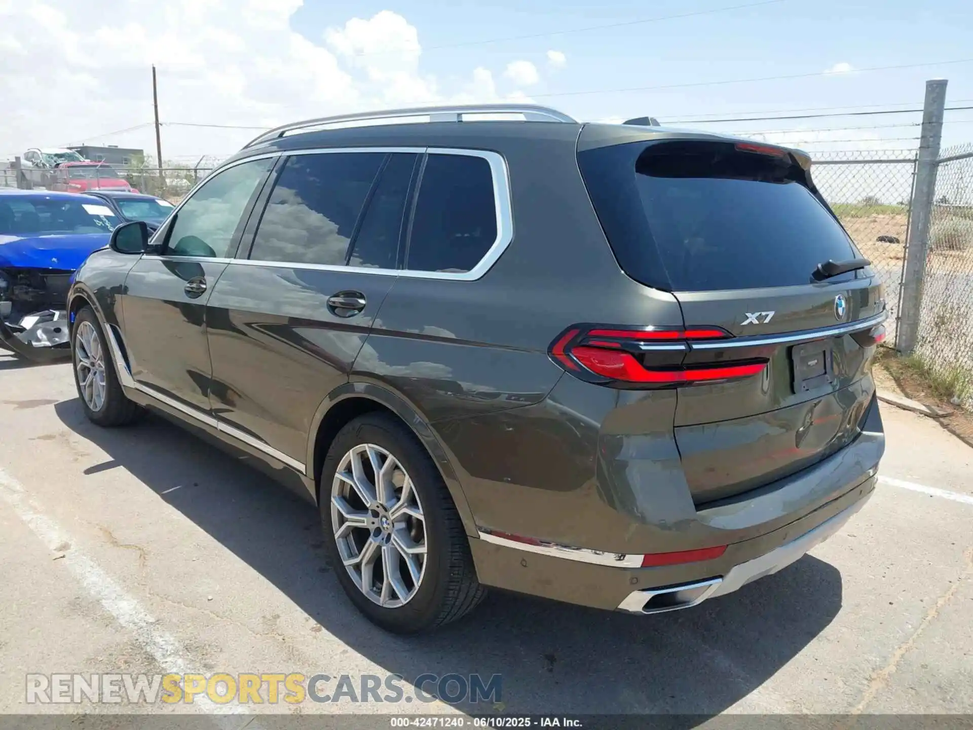 3 Photograph of a damaged car 5UX23EM07P9R88373 BMW X7 2023