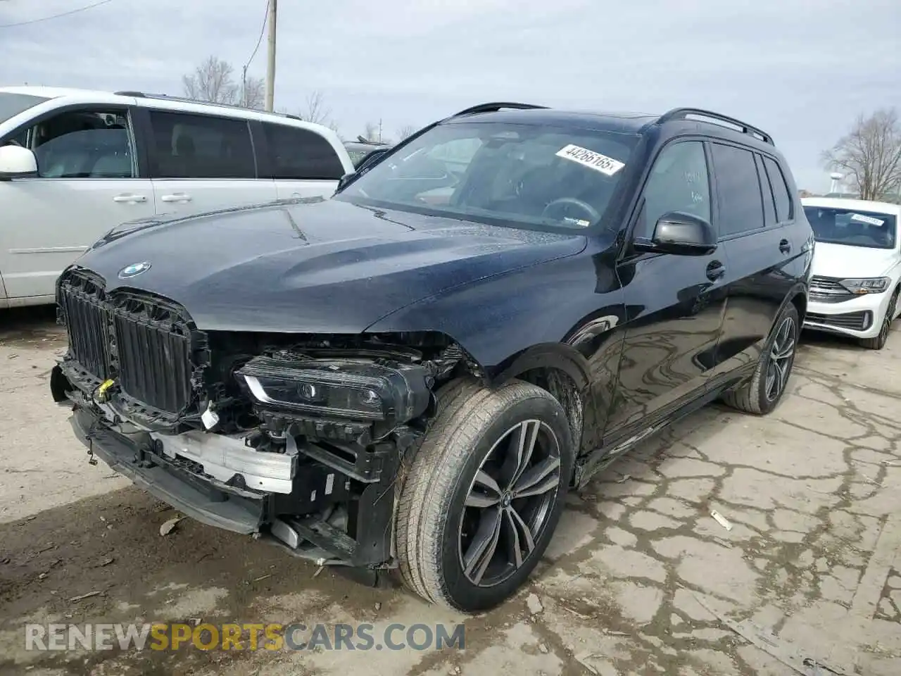 1 Photograph of a damaged car 5UX23EM08P9R24262 BMW X7 2023