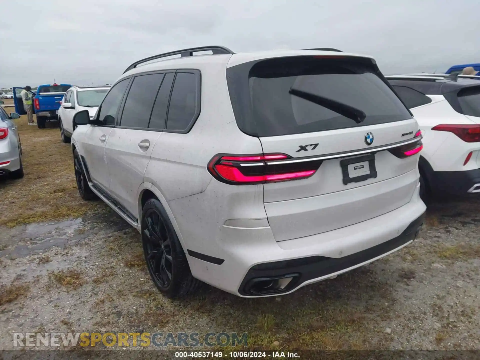 3 Photograph of a damaged car 5UX23EM08P9R41840 BMW X7 2023