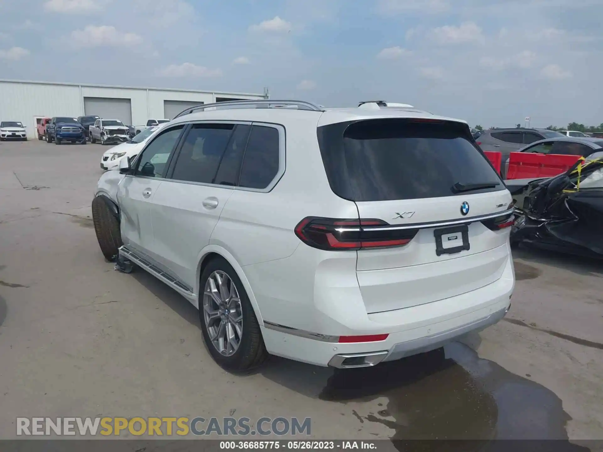 3 Photograph of a damaged car 5UX23EM08P9R88396 BMW X7 2023