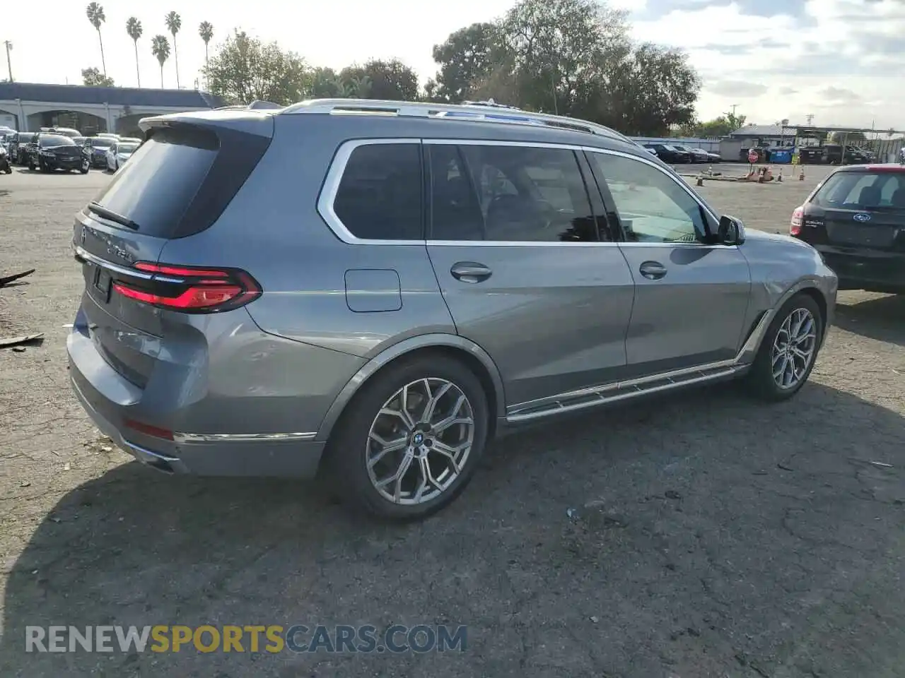 3 Photograph of a damaged car 5UX23EM09P9N48283 BMW X7 2023