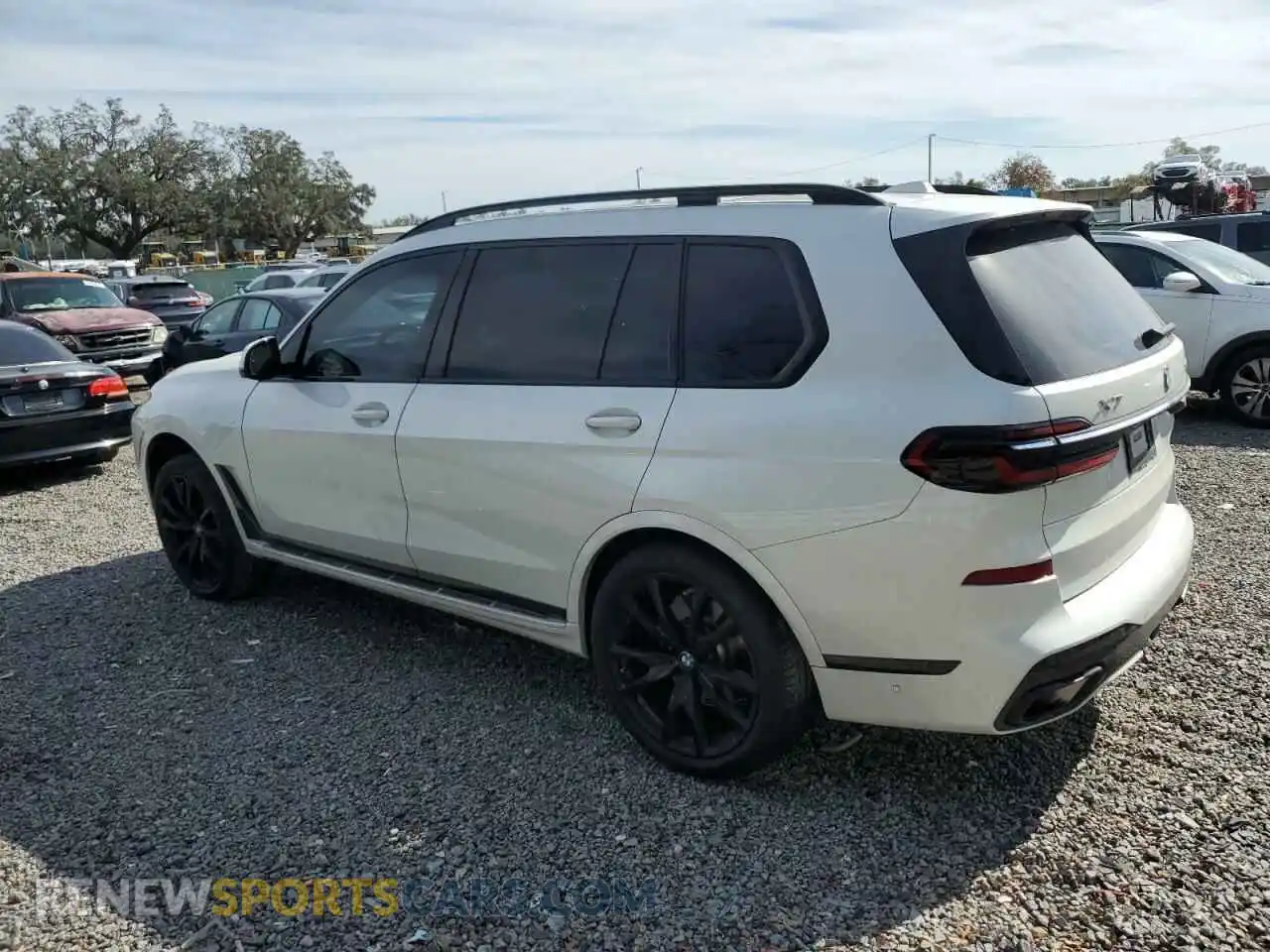 2 Photograph of a damaged car 5UX23EM09P9P01065 BMW X7 2023