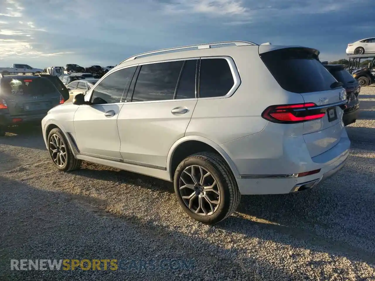 2 Photograph of a damaged car 5UX23EM09P9P33109 BMW X7 2023