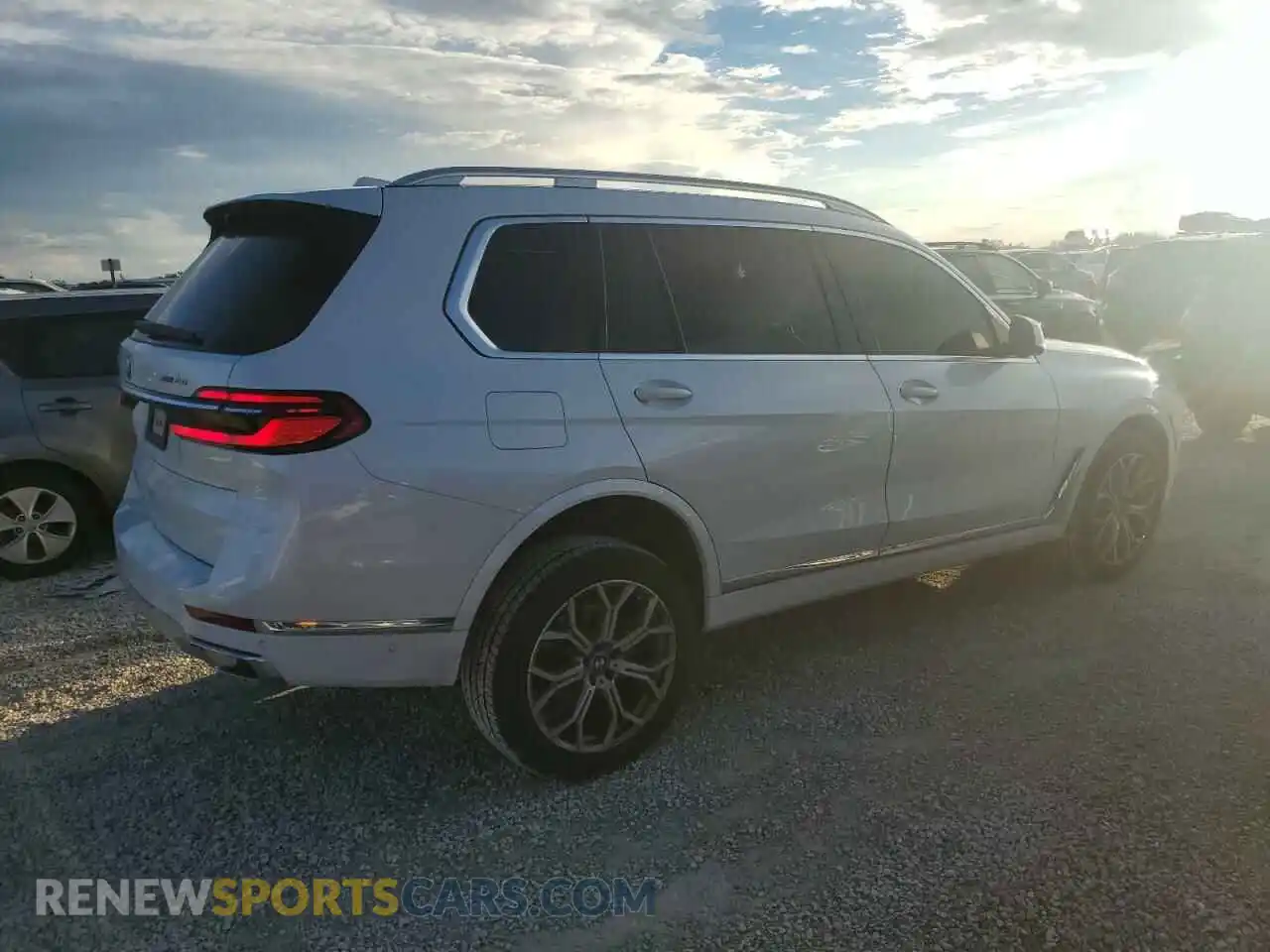 3 Photograph of a damaged car 5UX23EM09P9P33109 BMW X7 2023