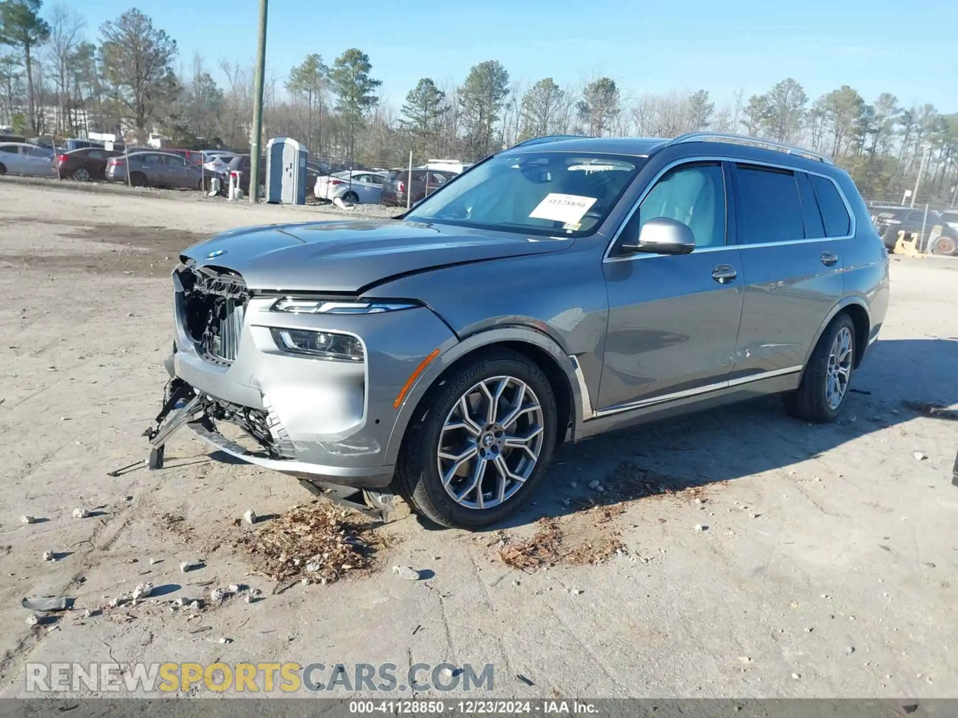 2 Photograph of a damaged car 5UX23EM09P9P93598 BMW X7 2023