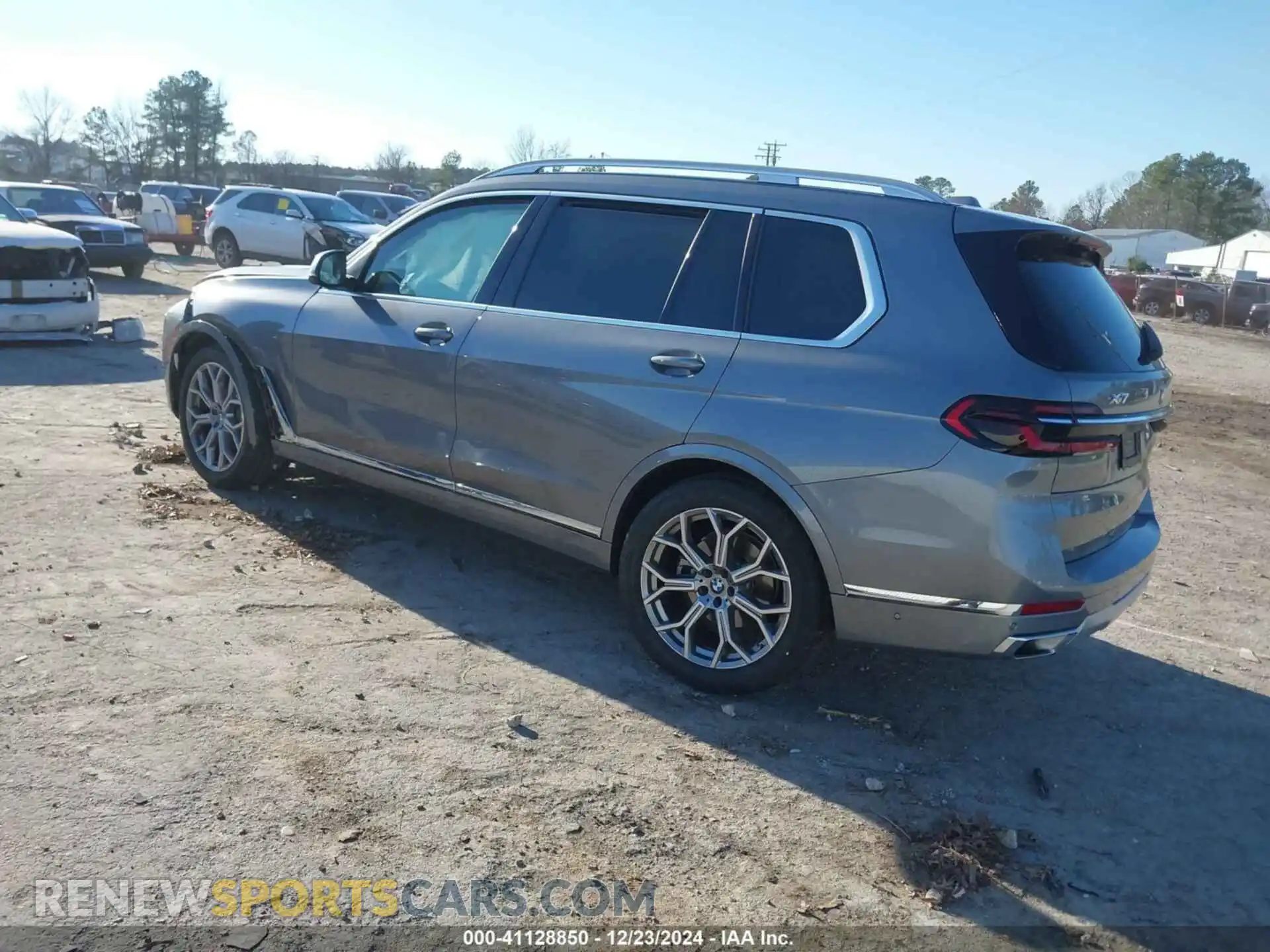 3 Photograph of a damaged car 5UX23EM09P9P93598 BMW X7 2023
