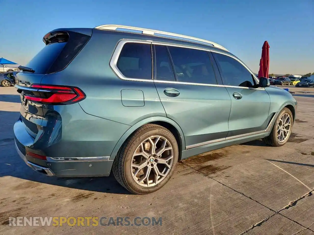 3 Photograph of a damaged car 5UX23EM09P9R44777 BMW X7 2023