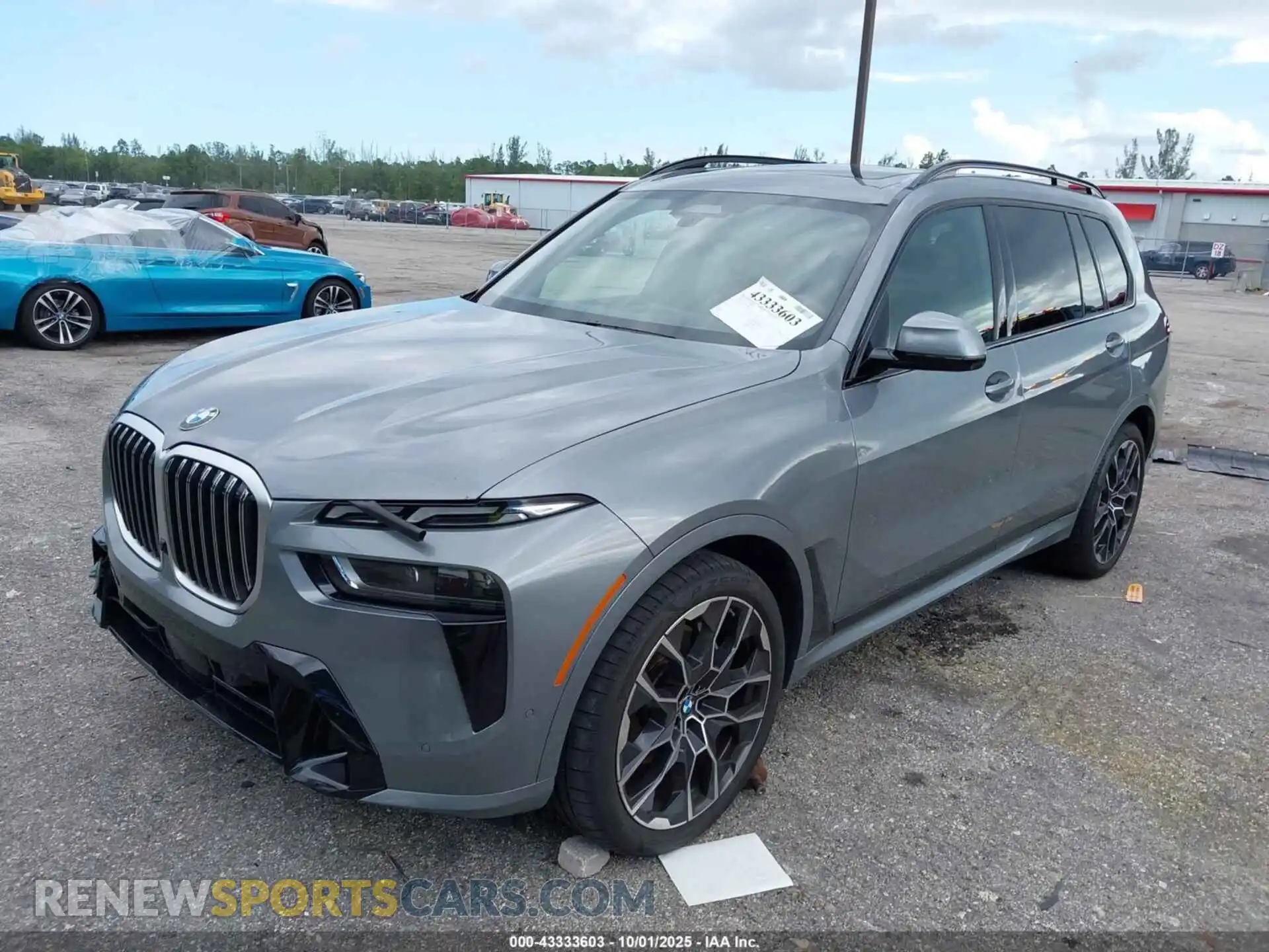 2 Photograph of a damaged car 5UX23EM09P9R52930 BMW X7 2023