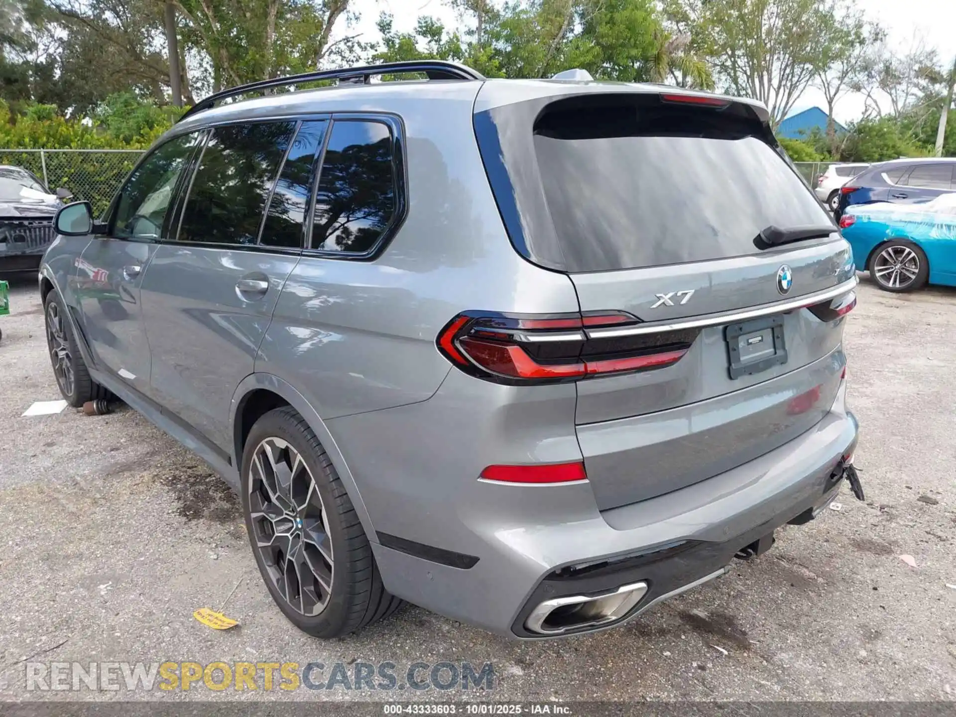3 Photograph of a damaged car 5UX23EM09P9R52930 BMW X7 2023