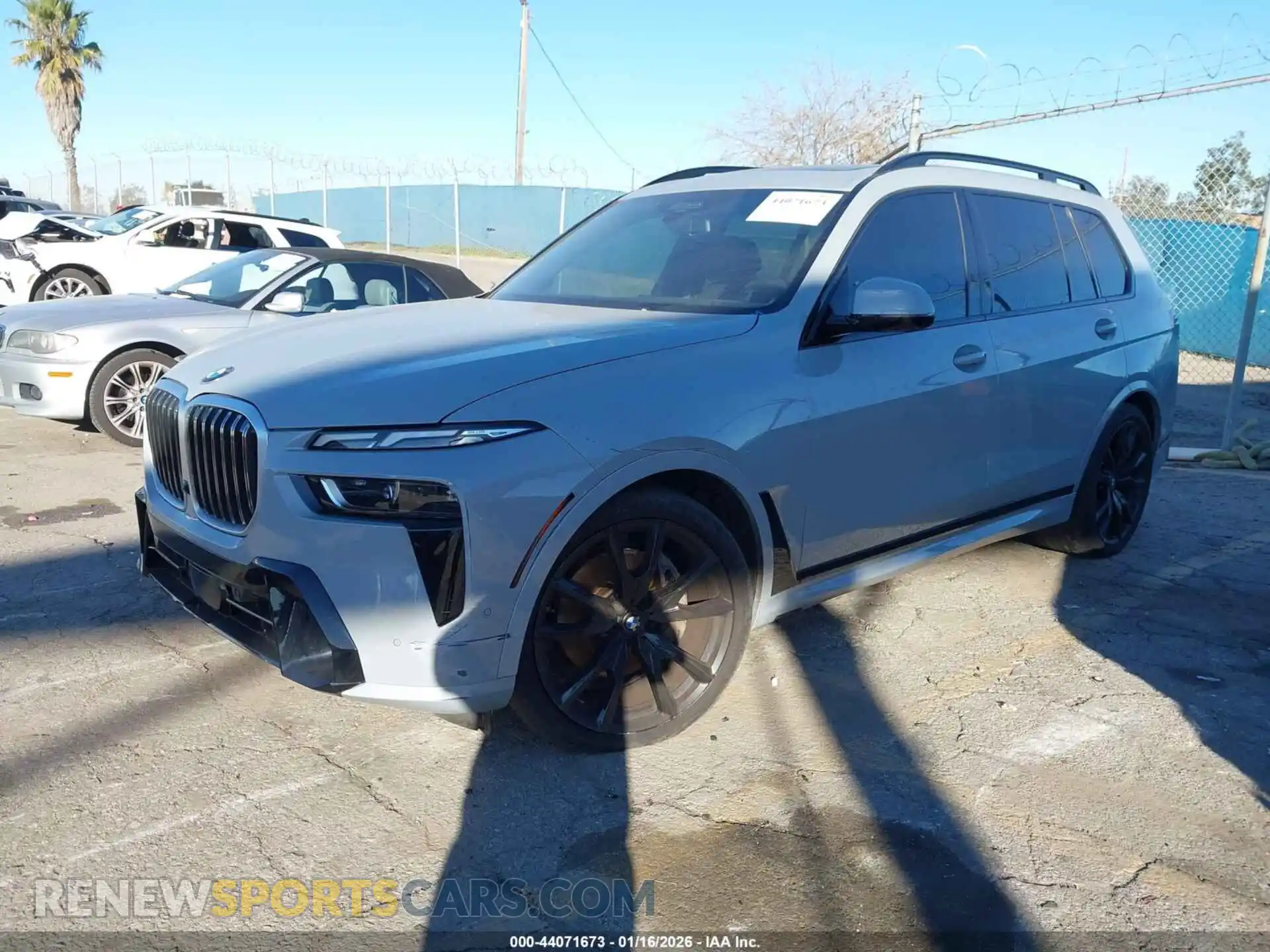 2 Photograph of a damaged car 5UX23EM09P9R93512 BMW X7 2023