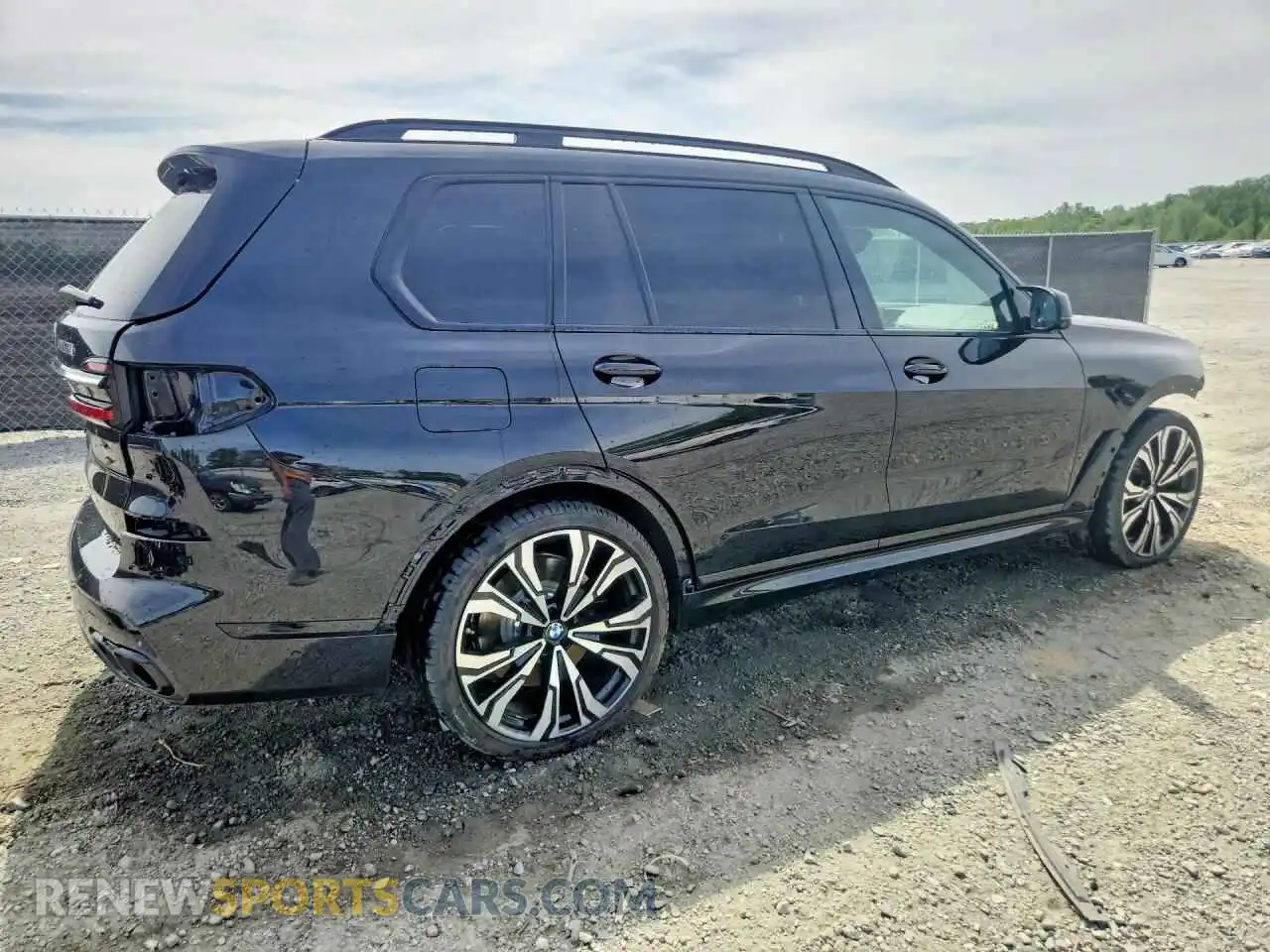 3 Photograph of a damaged car 5UX33EM02P9R10717 BMW X7 2023