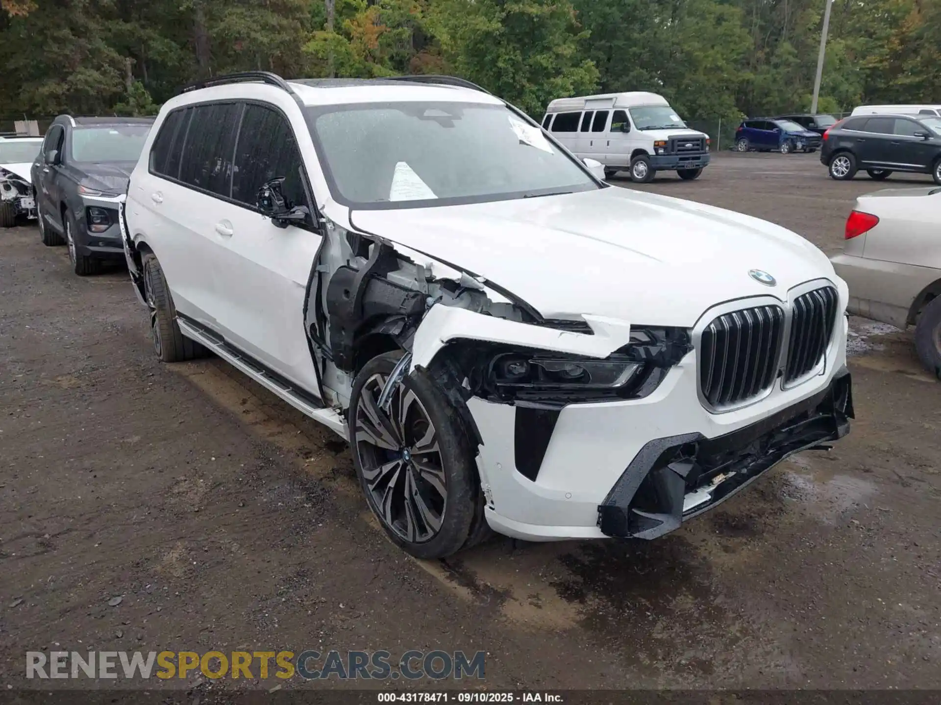 1 Photograph of a damaged car 5UX23EM00R9T75255 BMW X7 2024
