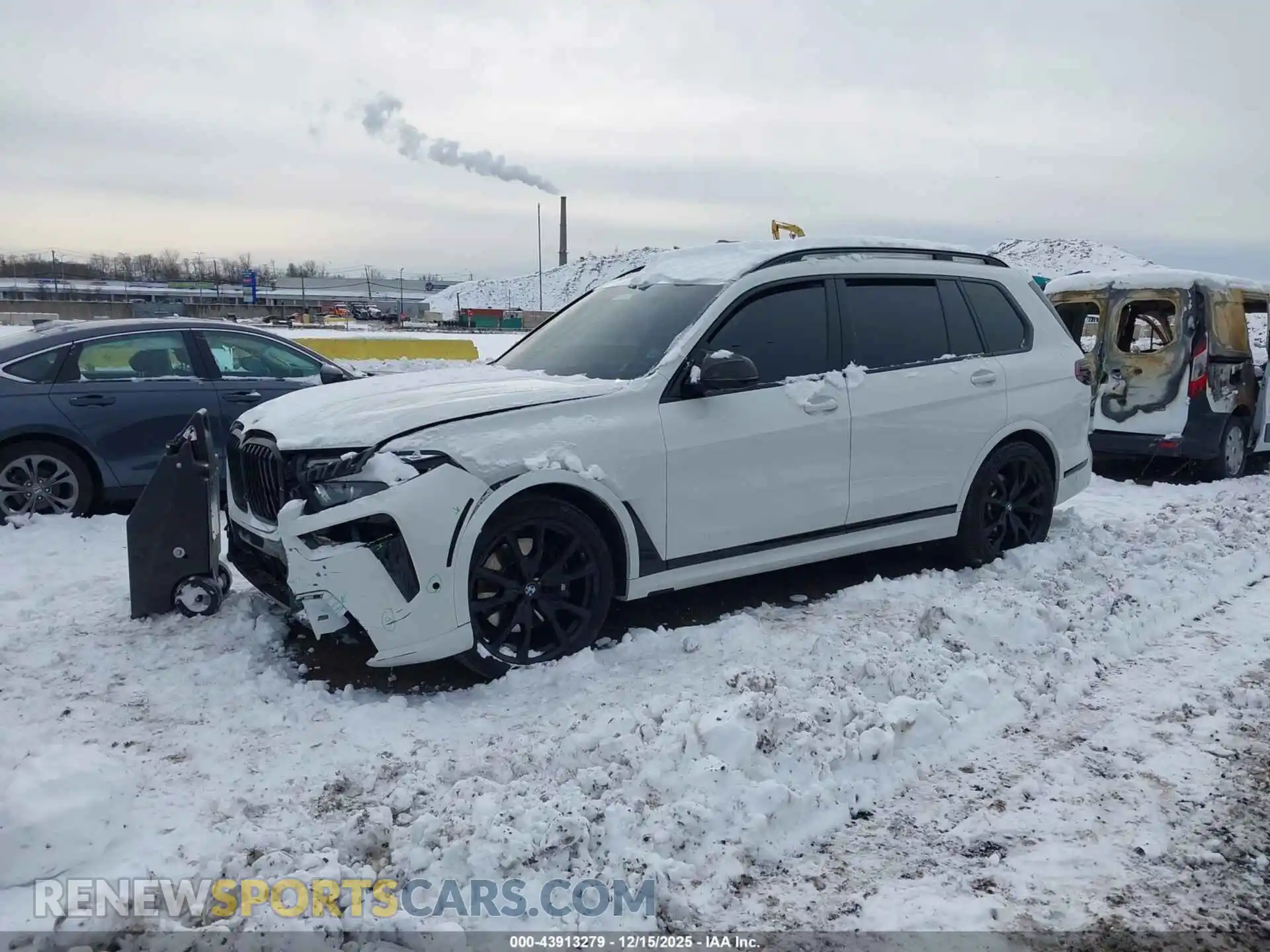2 Photograph of a damaged car 5UX23EM01R9T09989 BMW X7 2024