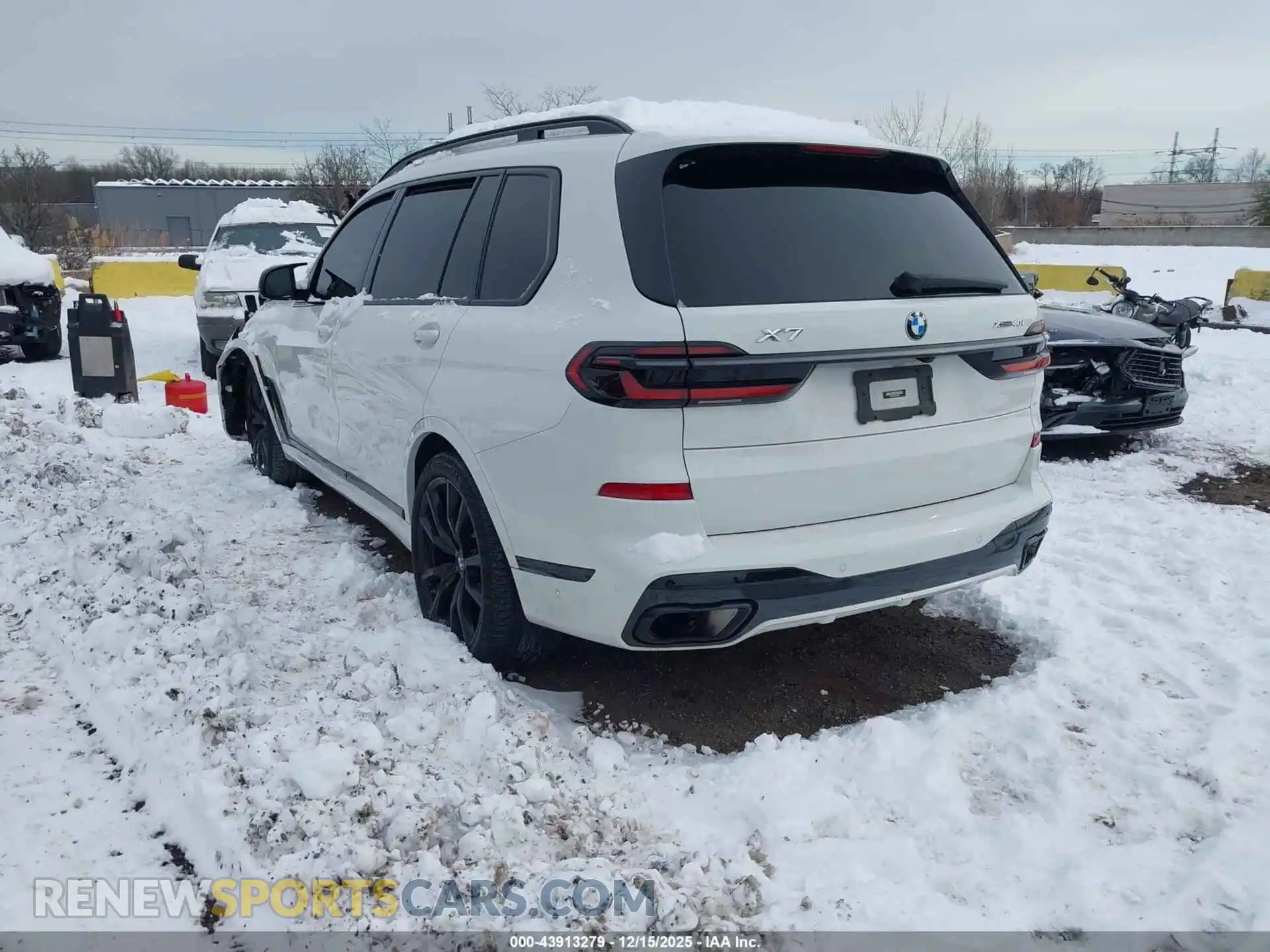 3 Photograph of a damaged car 5UX23EM01R9T09989 BMW X7 2024
