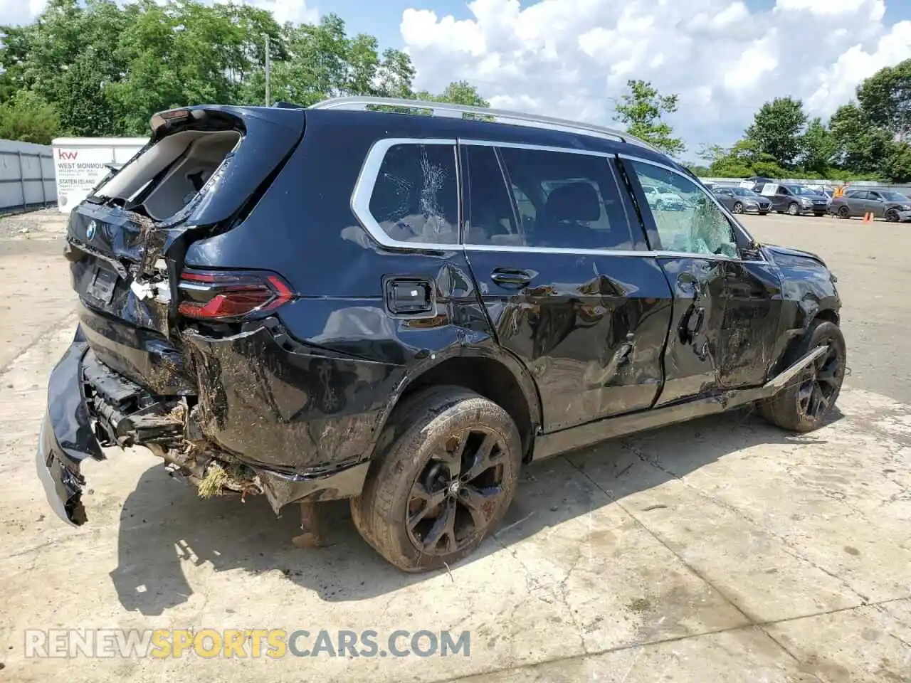 3 Photograph of a damaged car 5UX23EM02R9T62541 BMW X7 2024