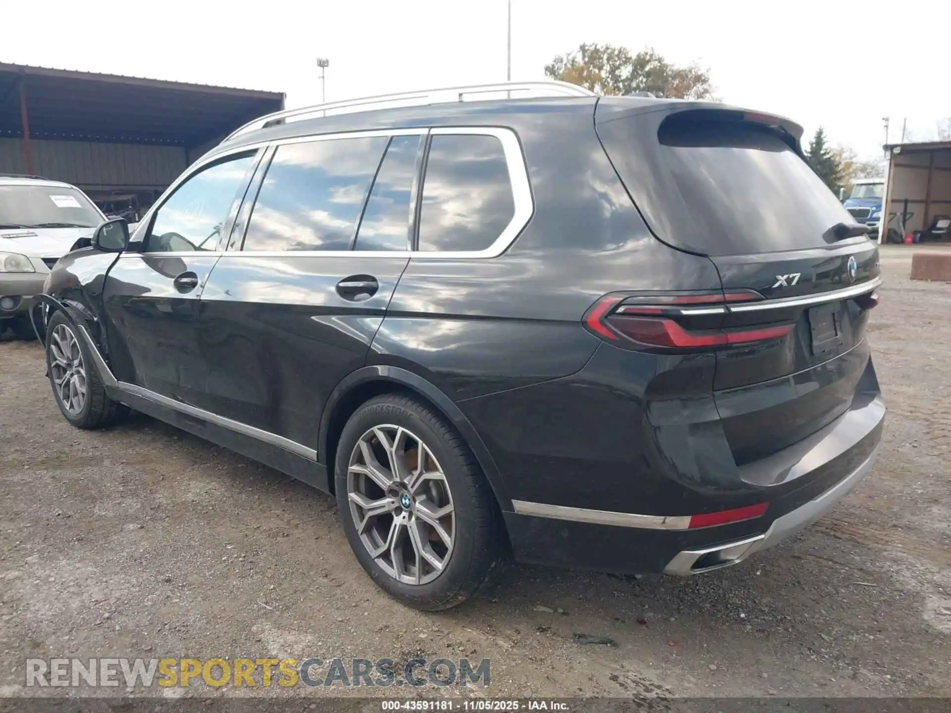 3 Photograph of a damaged car 5UX23EM02R9U87667 BMW X7 2024