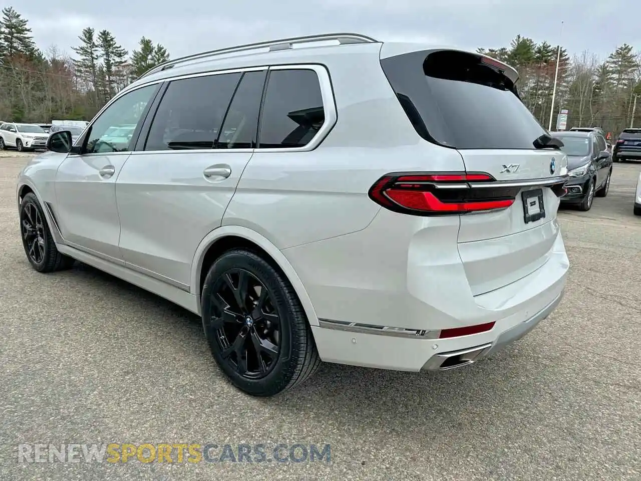 3 Photograph of a damaged car 5UX23EM03R9U24321 BMW X7 2024