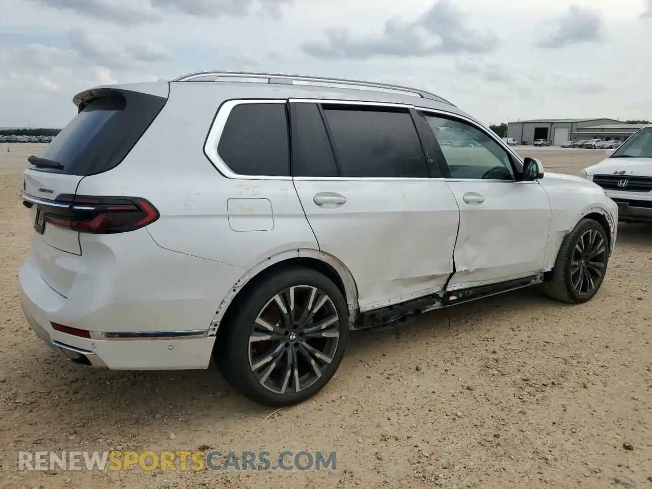 3 Photograph of a damaged car 5UX23EM04R9S33099 BMW X7 2024