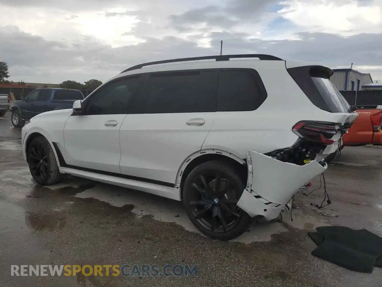 2 Photograph of a damaged car 5UX23EM04R9W11289 BMW X7 2024